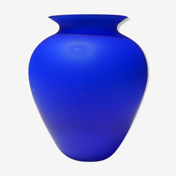 Vase en verre bleu poli
