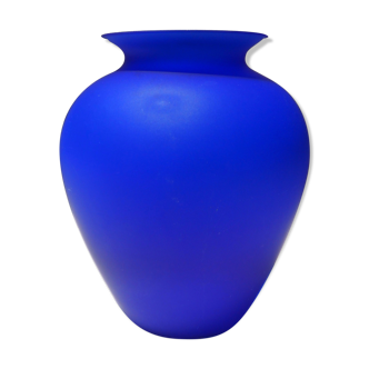 Vase en verre bleu poli