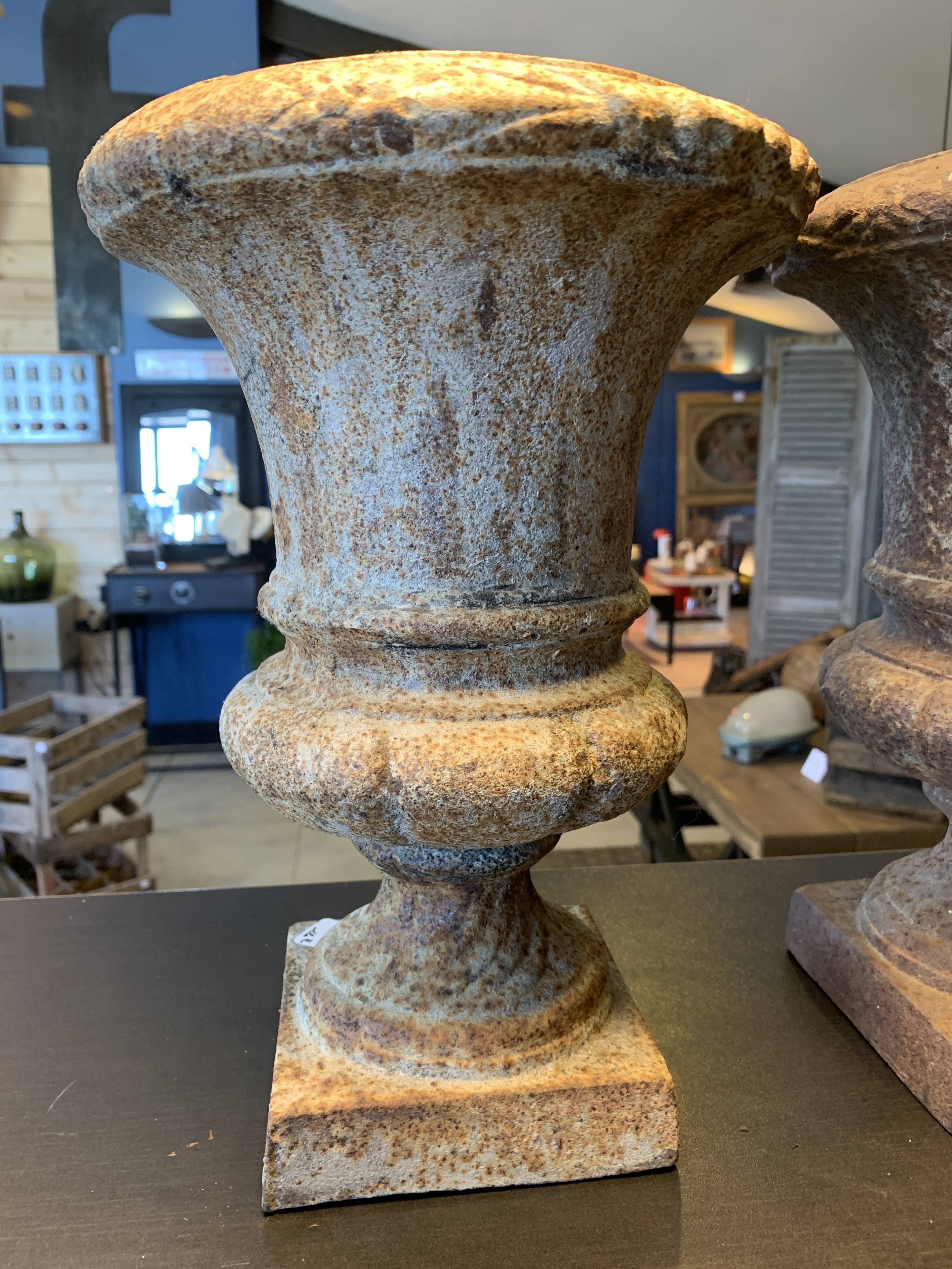 2 vases "Médicis" en fonte du XIXeme
