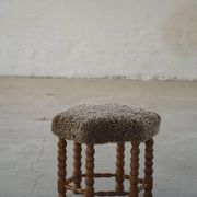 Un tabouret hexagonal en chêne, siège réhabilité en laine d'agneau, design danois des années 1950