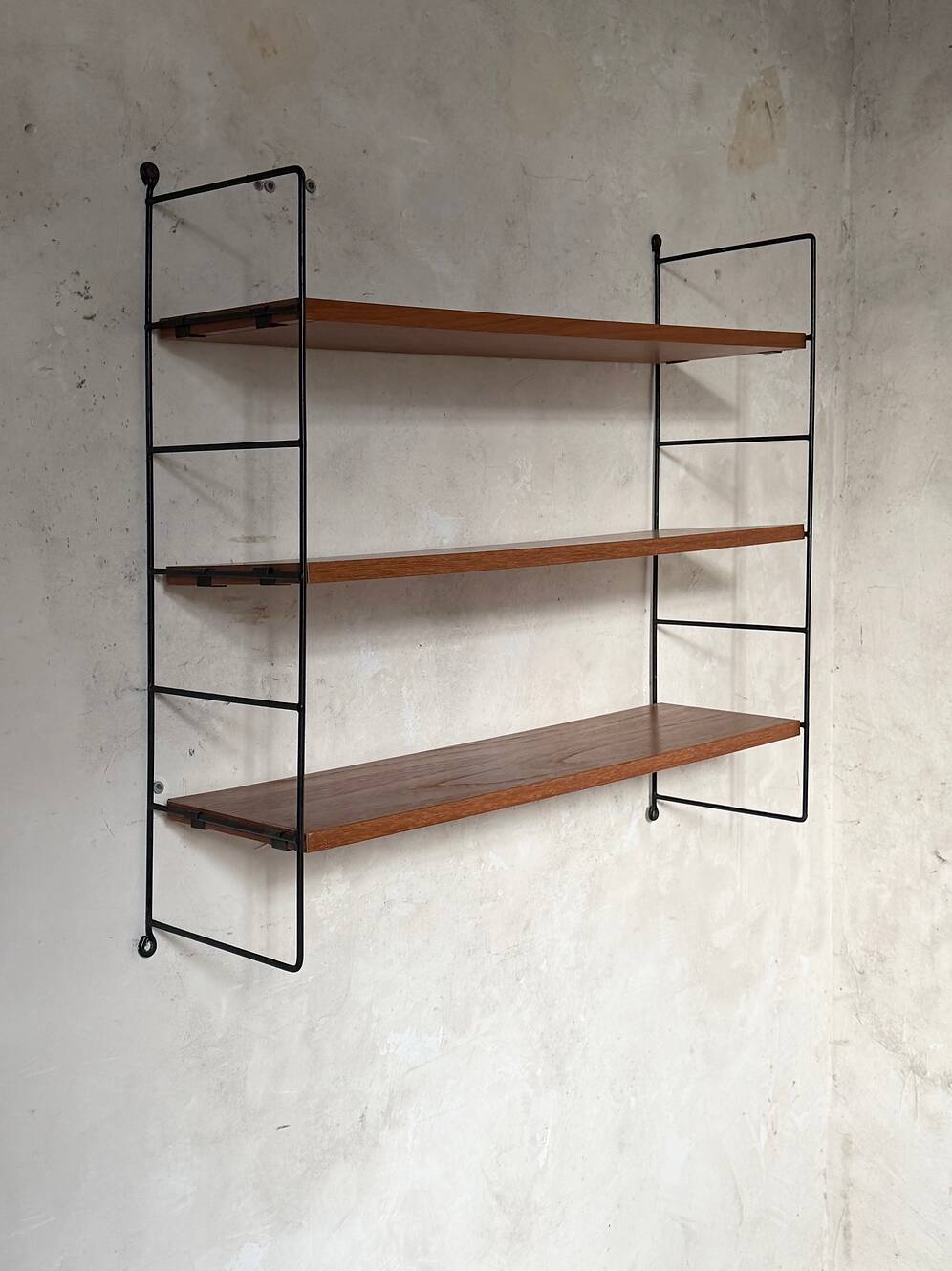 String Style Vintage Wire Wall-Mounted Bookshelf in Teak