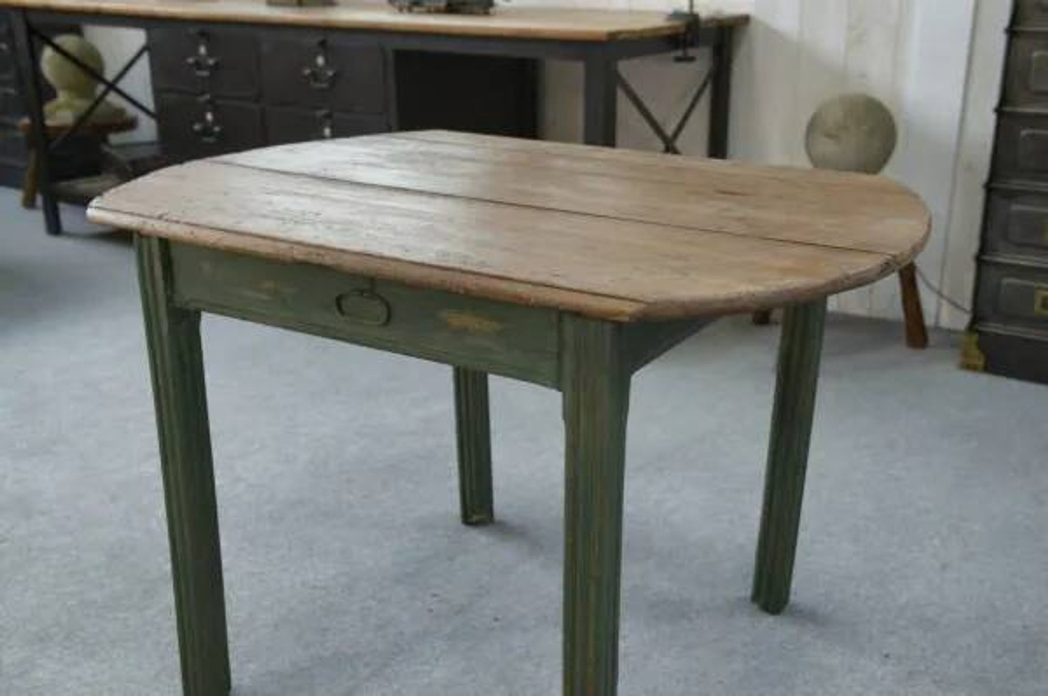 Table en pin piètement patiné vert 1960’s