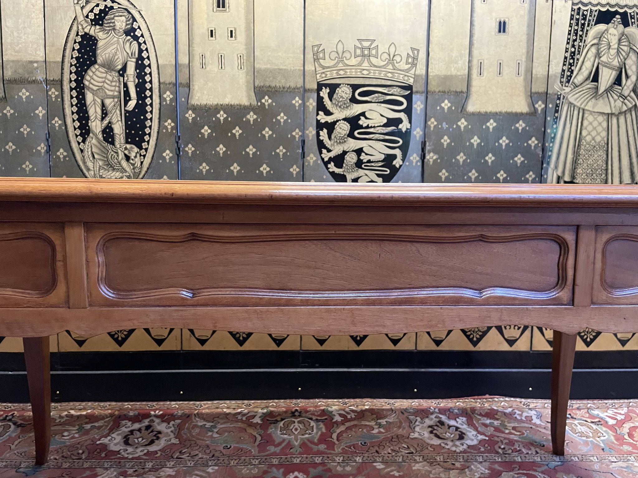 Bureau plat de style Louis XV en acajou blond