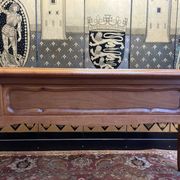 Bureau plat de style Louis XV en acajou blond