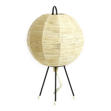 Lampe de table en raffia sur trépied de style mid-century modern.