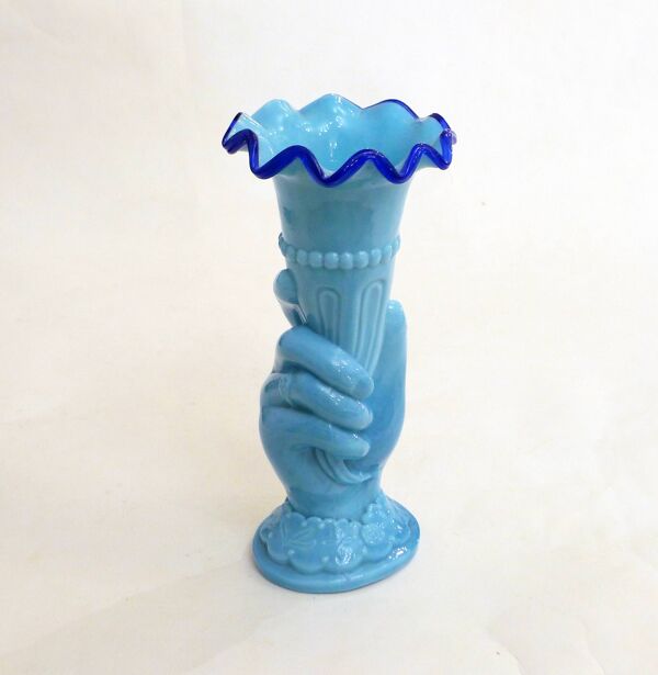 Vase Main Cornet opaline