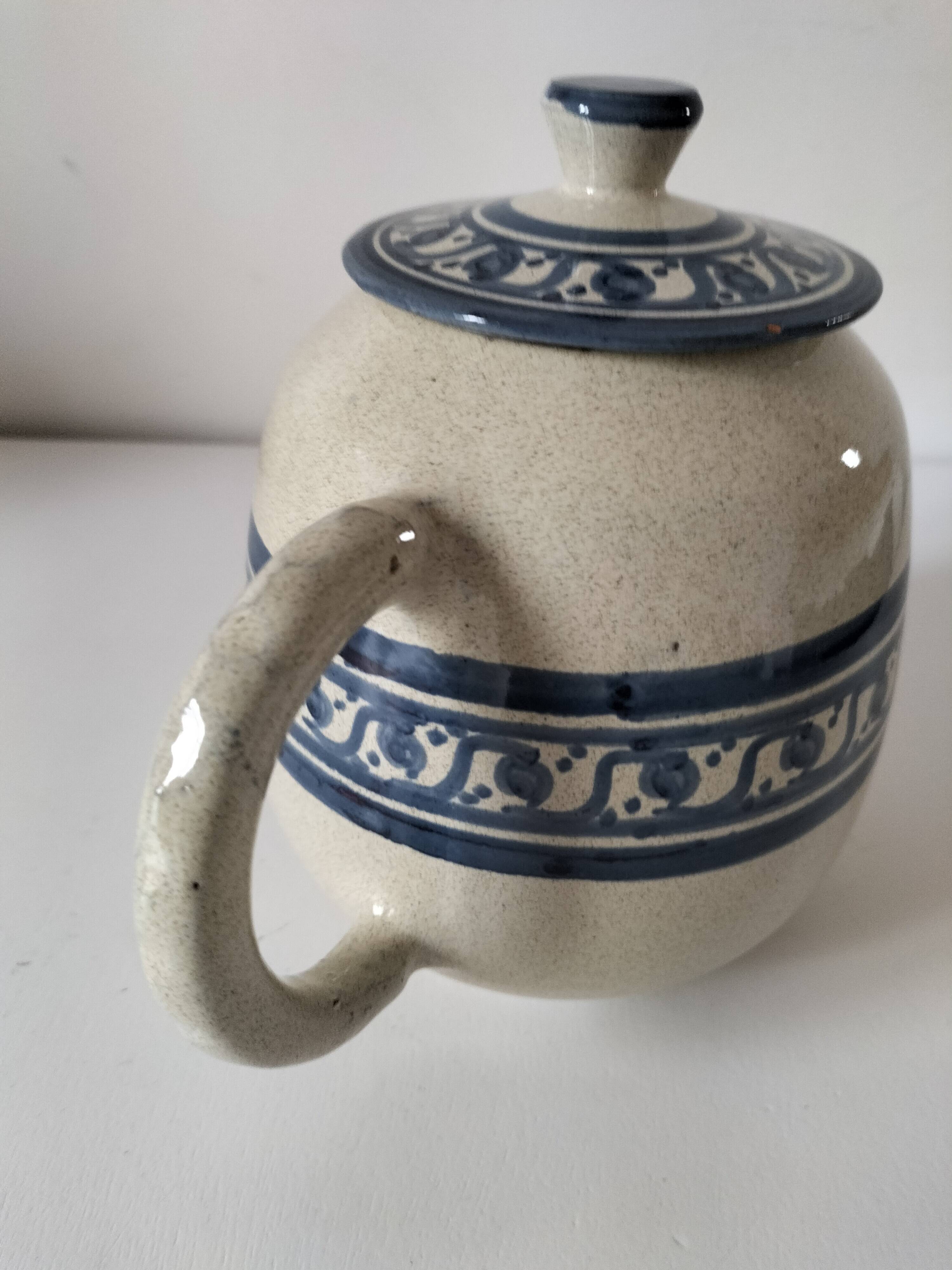 Théière artisanale grès beige moucheté et décor bleu