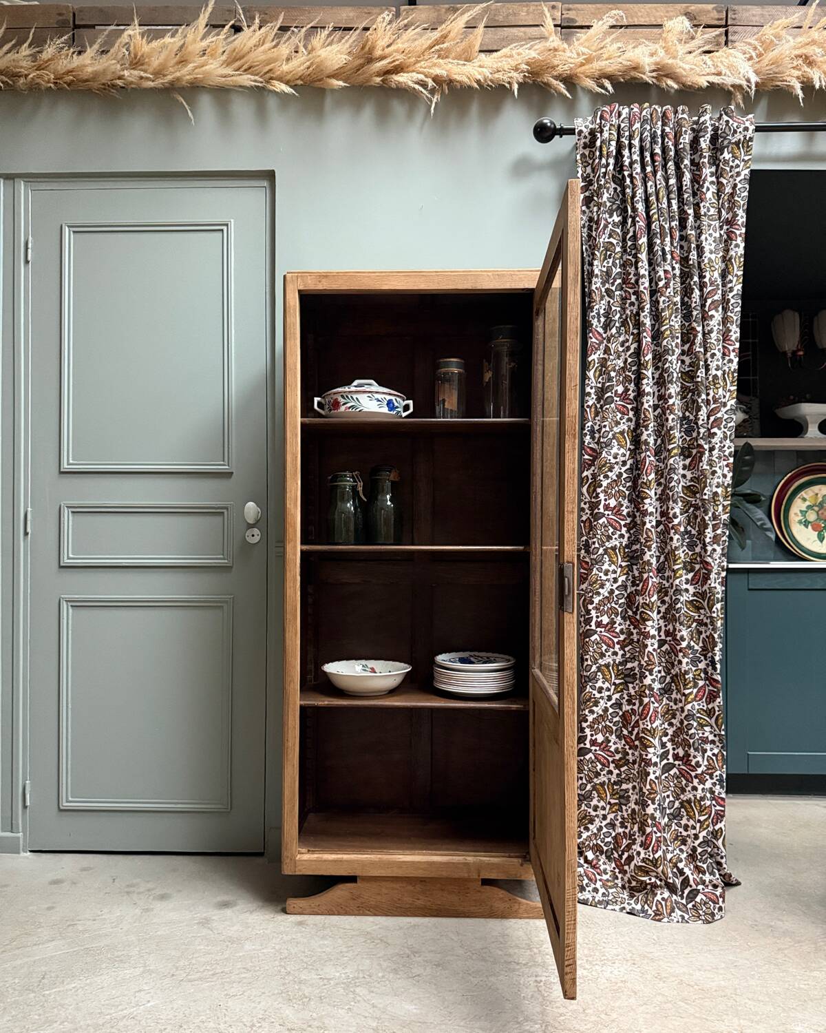 Small Parisian Art Deco showcase