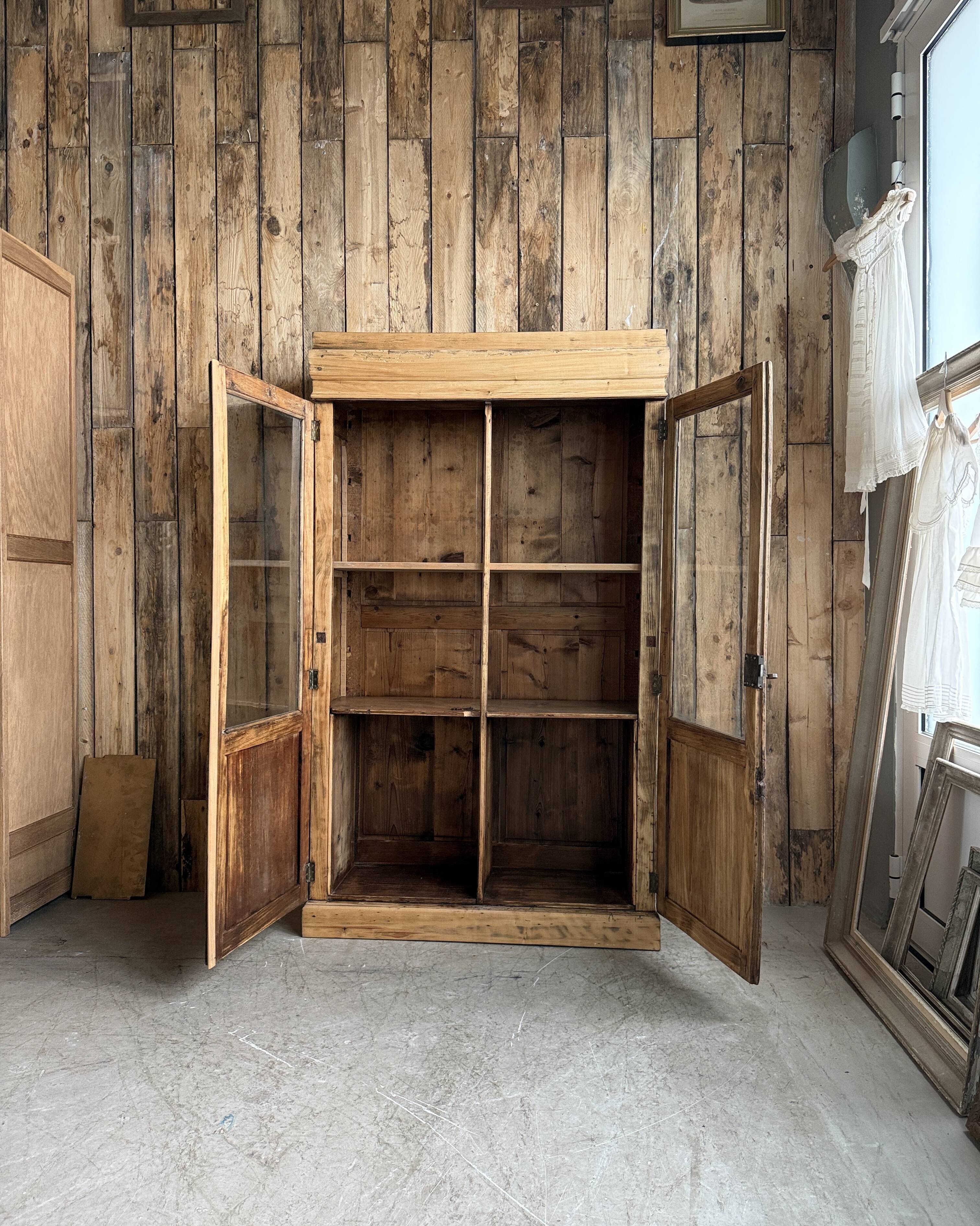 Petite vitrine ancienne en pin (restaurée)