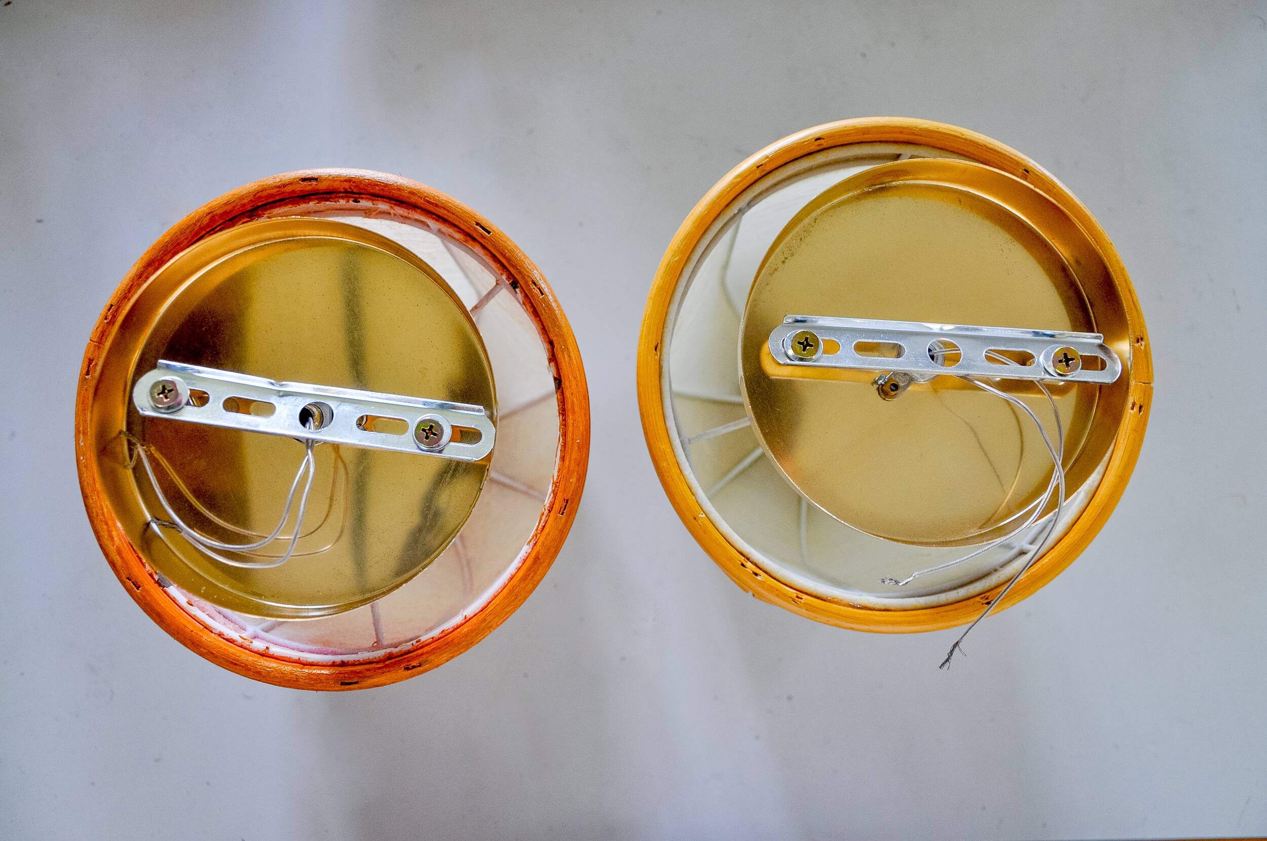 Pair of "cocoon" wall lights, resin and pine, Italy, 1970