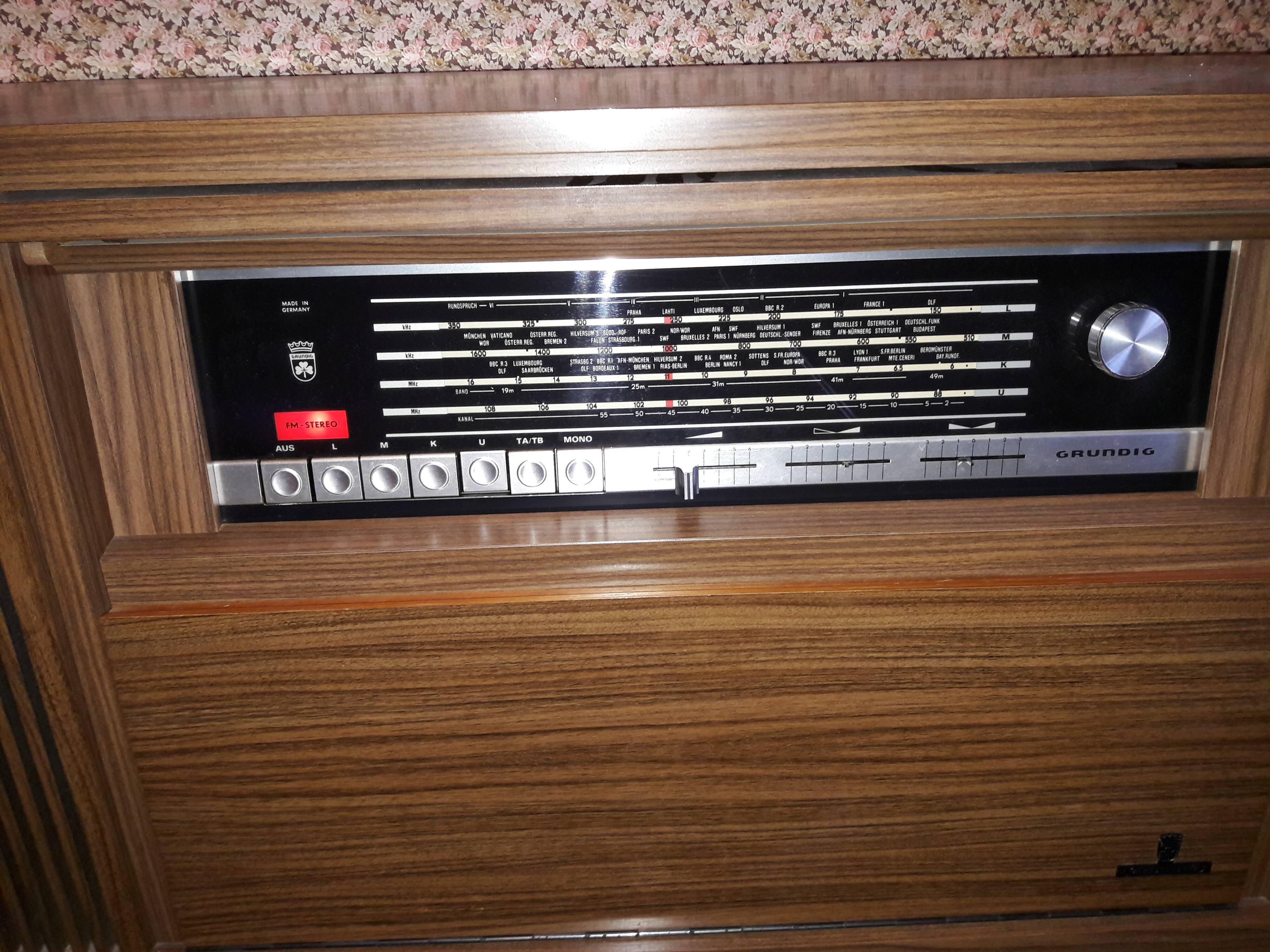 Meuble radio et tourne disque années 60 Grundig Selency