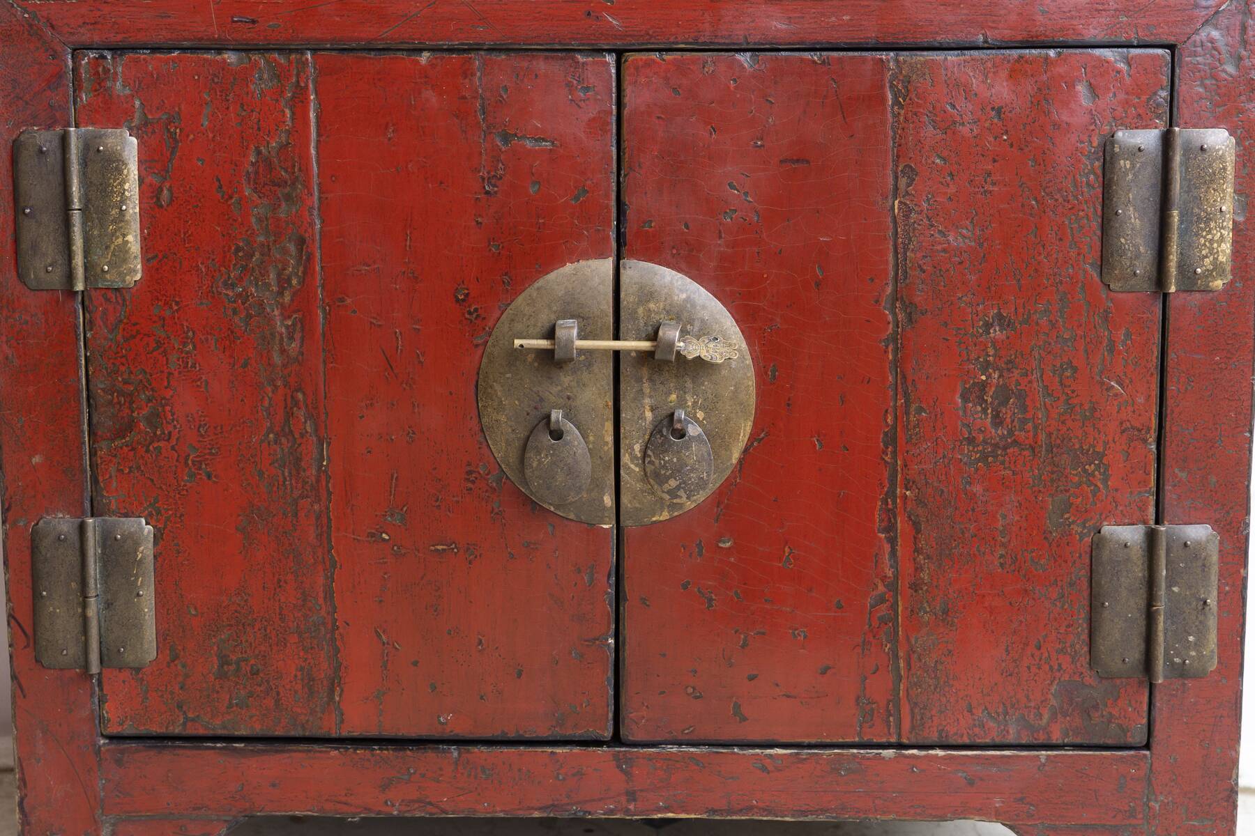 Petit cabinet en orme laqué rouge