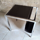 Table d'appoint porte revu cuir et acier 1970