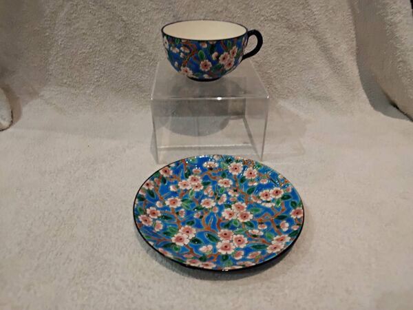 Tasse à thé et sous tasse en émaux de Longwy fleurs de pommier