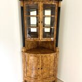 Vitrine d’angle Biedermeier en loupe de bouleau