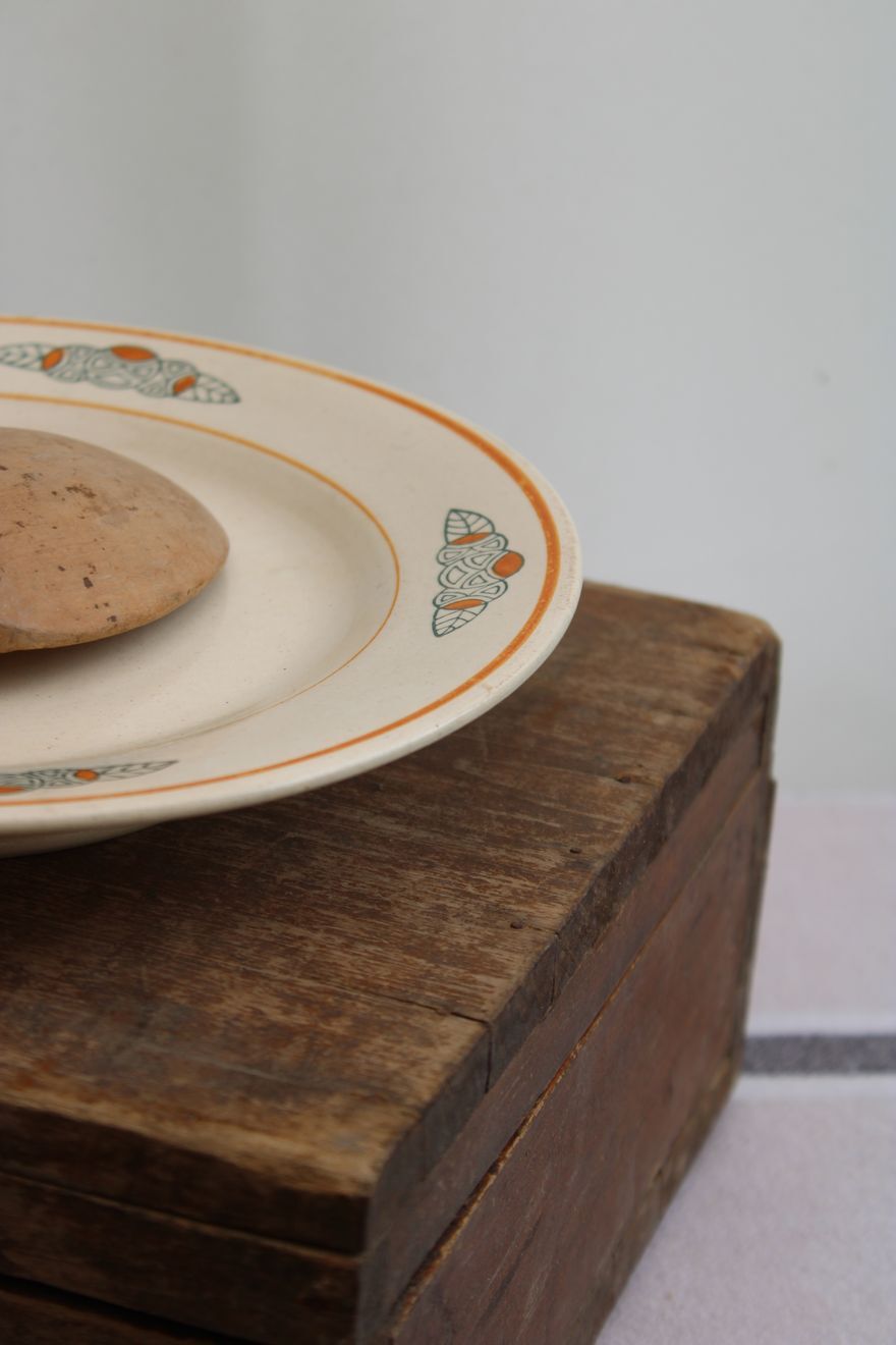 Ceramic standing dish