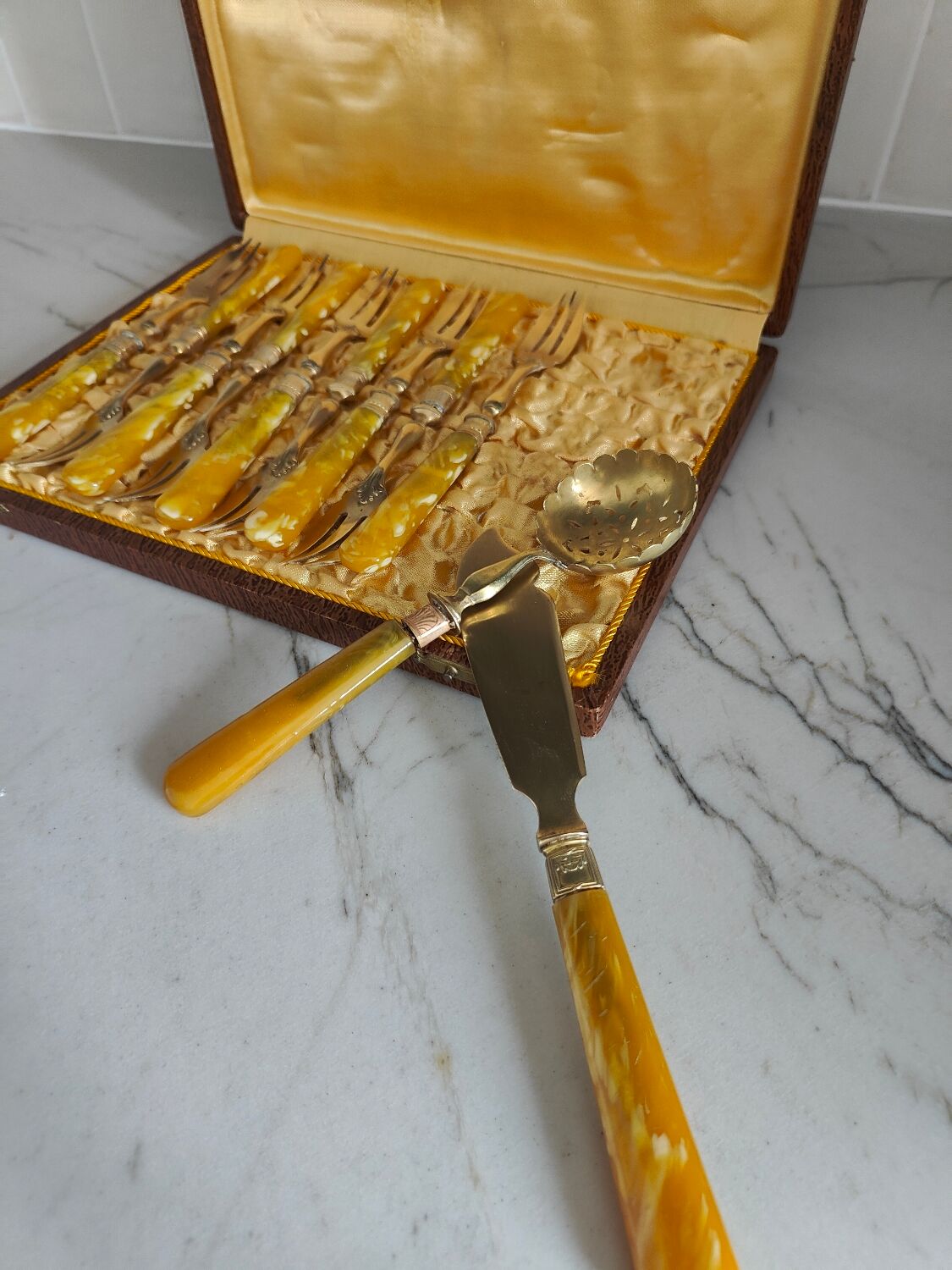 Set of dessert cutlery