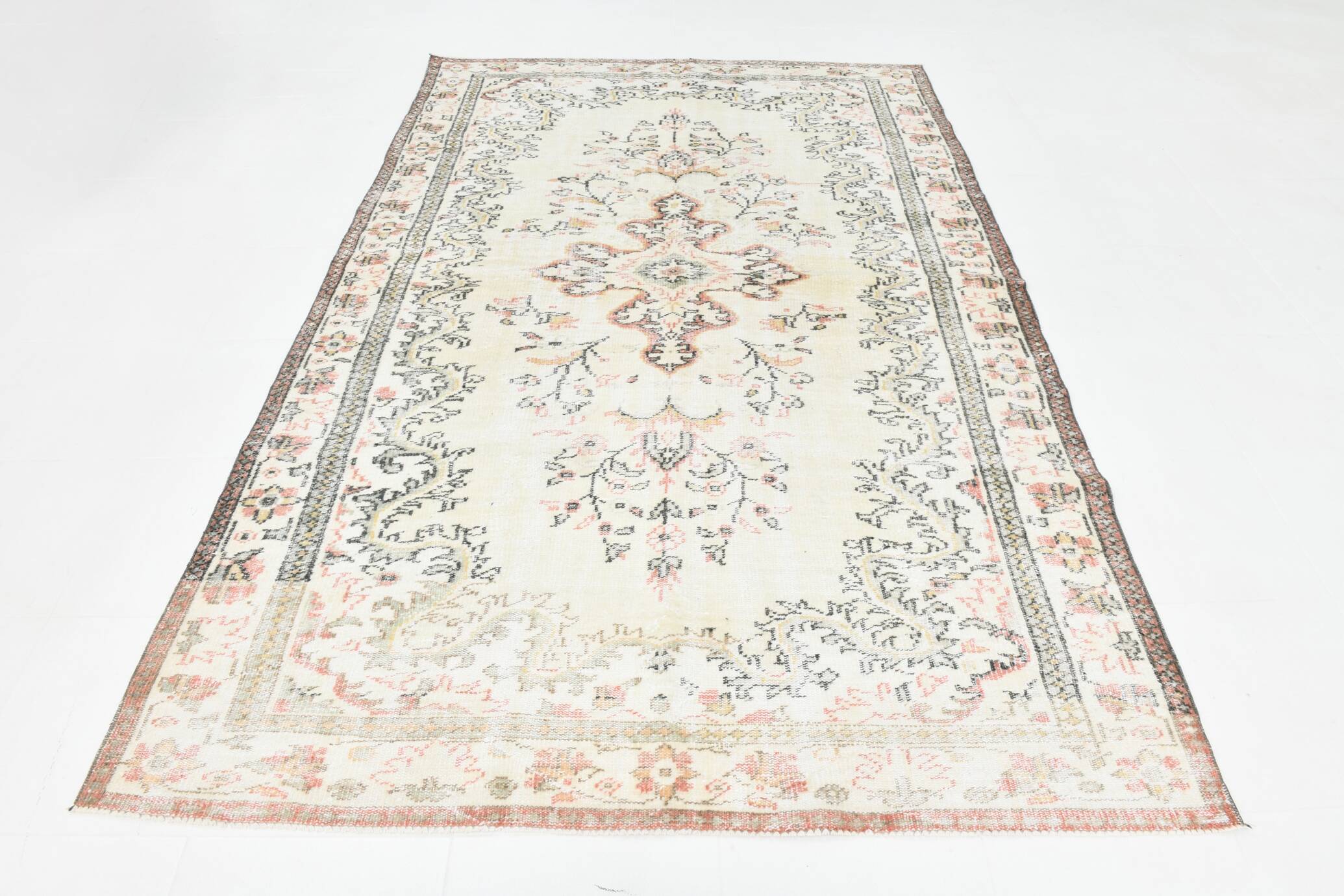 6x9 Persian Classic Cream & Black Vintage Rug, 183x287Cm