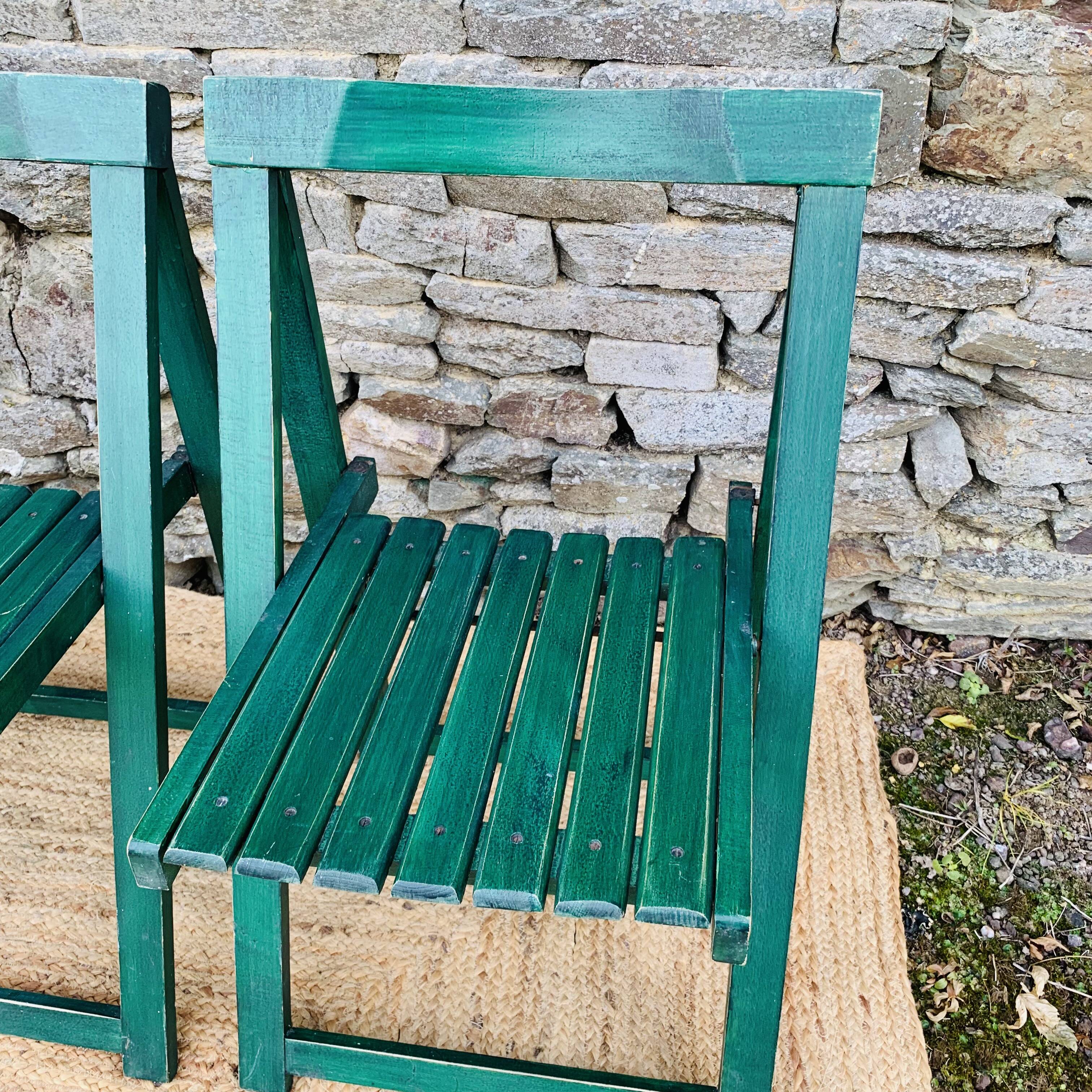 Set of 4 green folding chairs