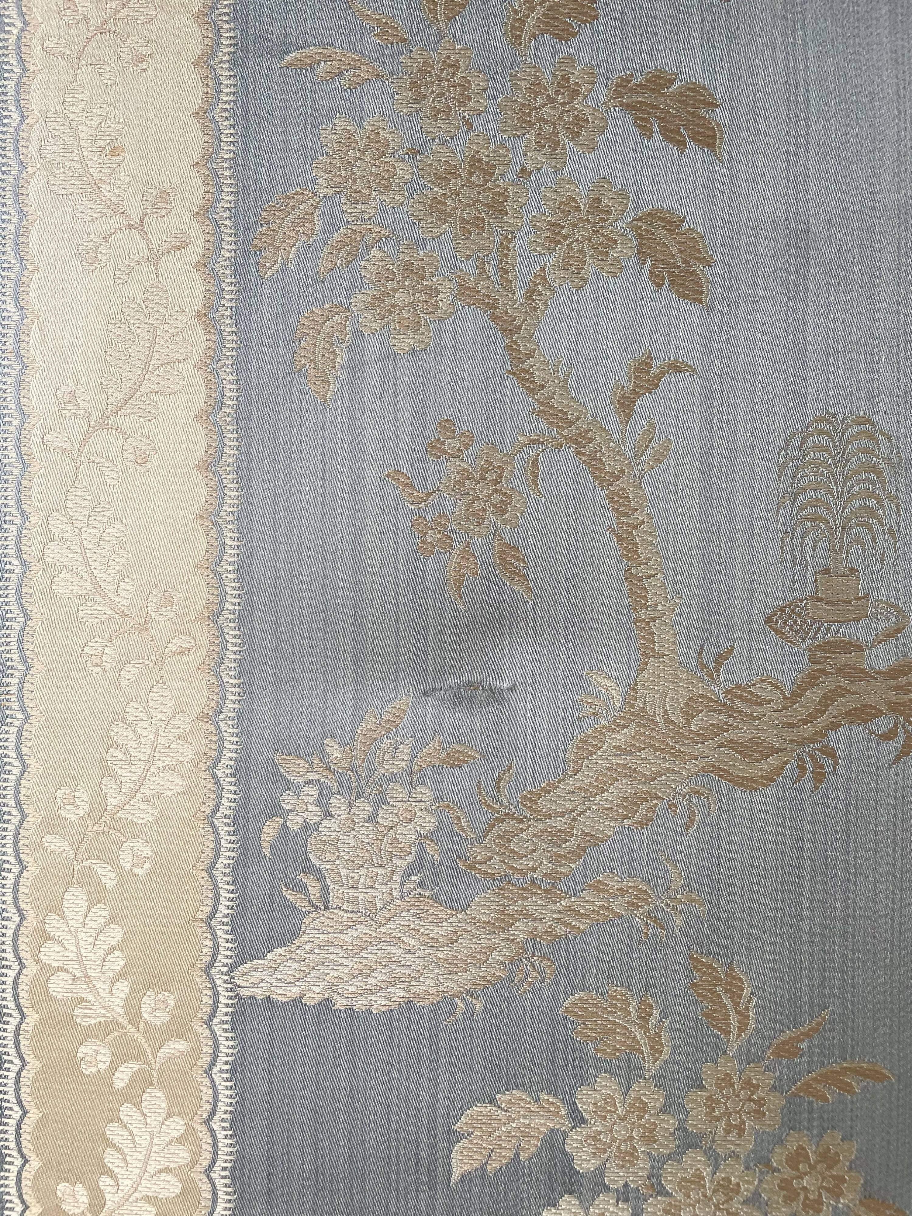 Antique Chinoiserie-style screen from the early 20th century in damask silk.