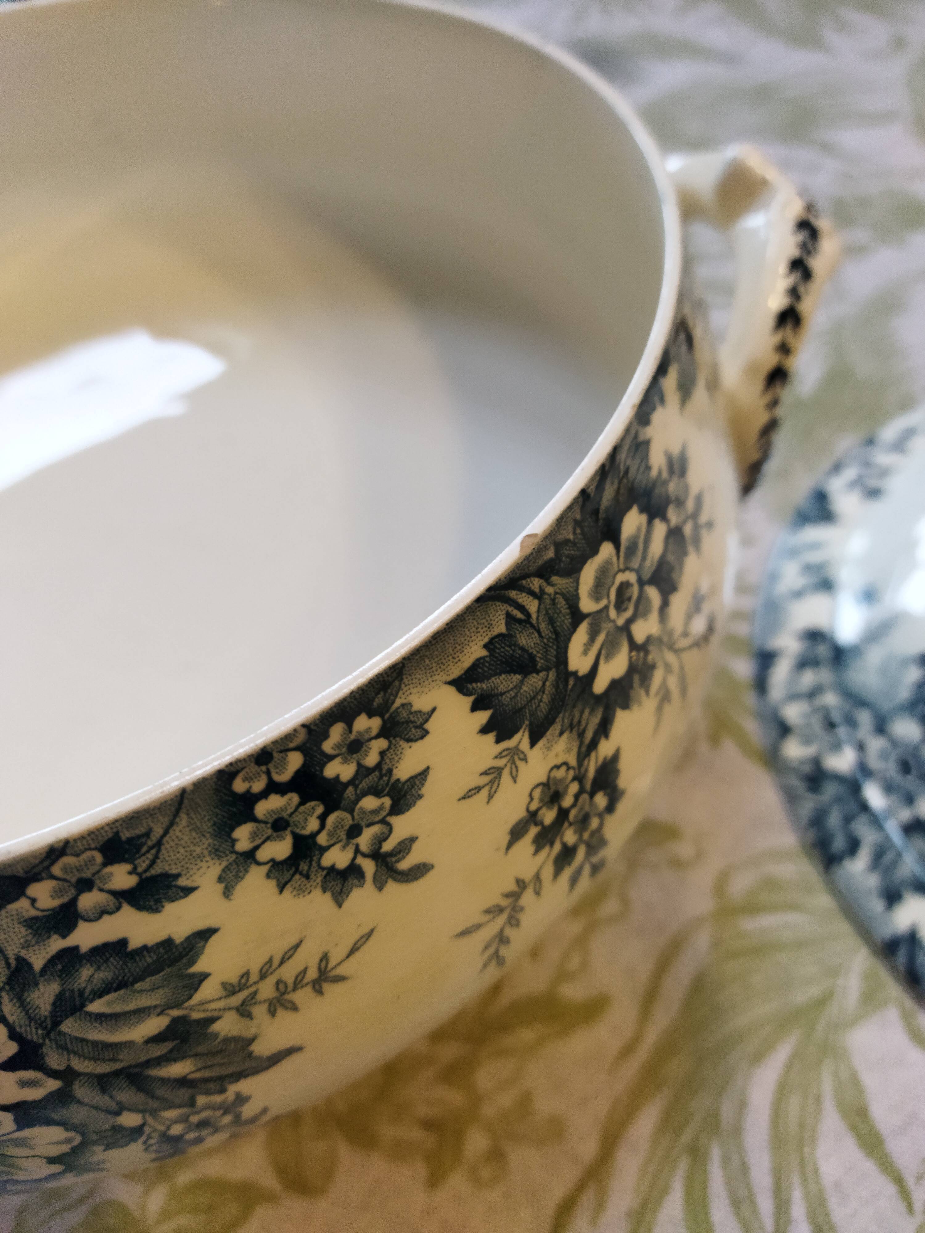 Souptureen or vegetable Saint Amand