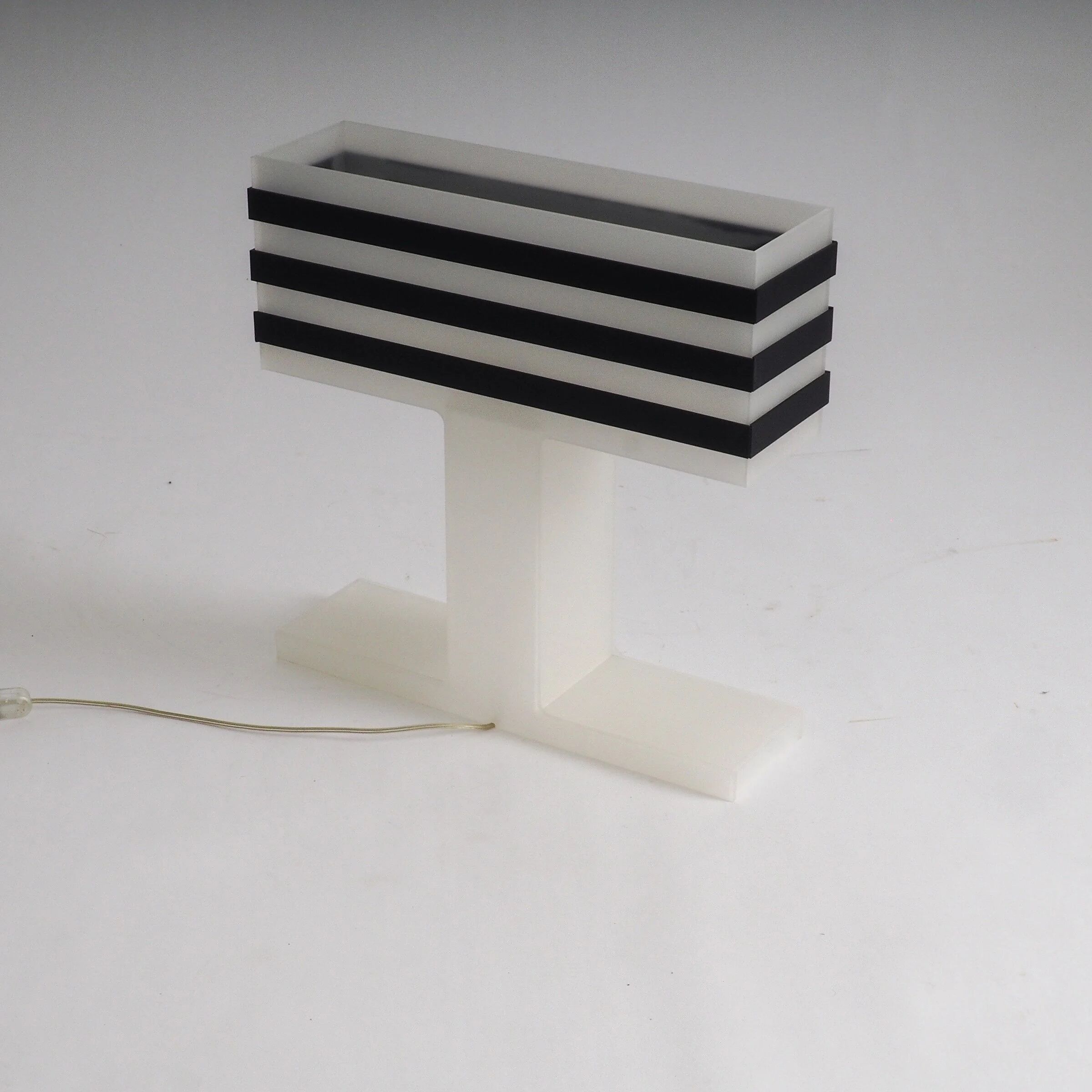 Lampe de table en plexiglas moderniste