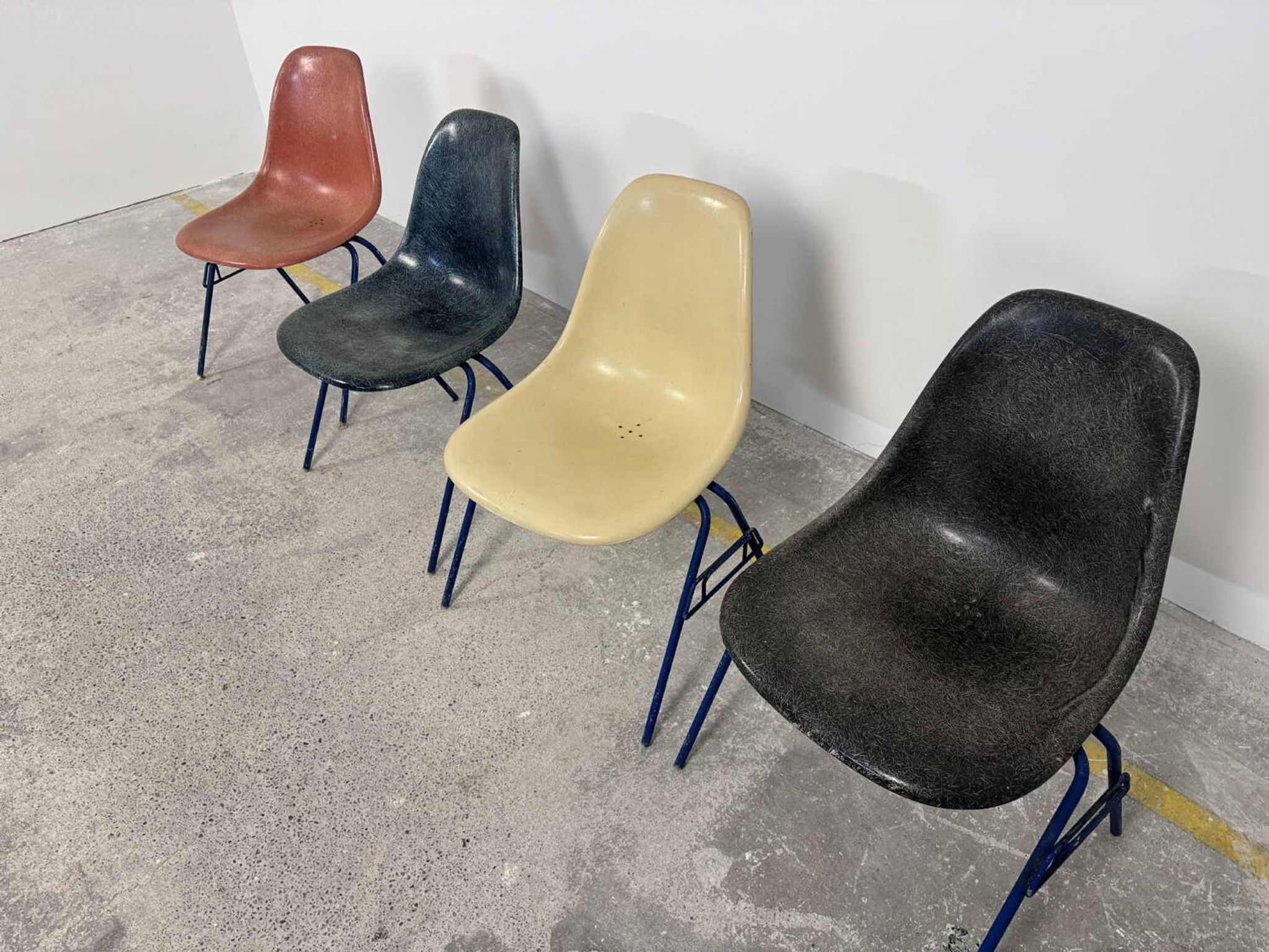 Lot of 4 Eames DSS chairs in fibre H Miller