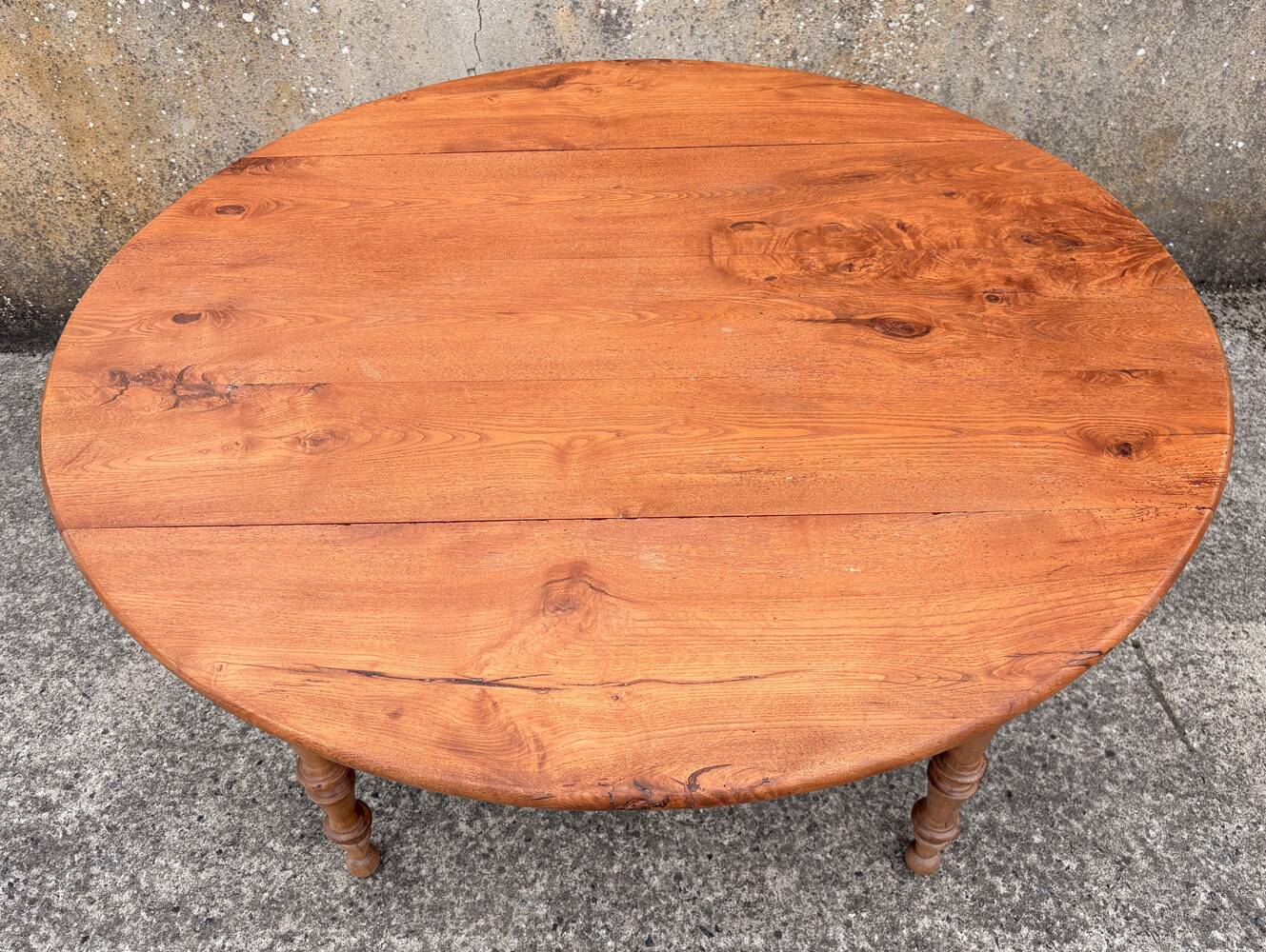 Round solid oak table with extensions, cabinetmaker's sliding mechanism,
