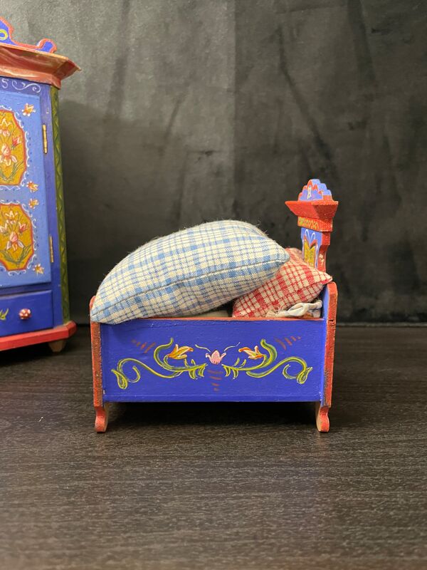 Ensemble garde-robe et lit miniatures tyroliens