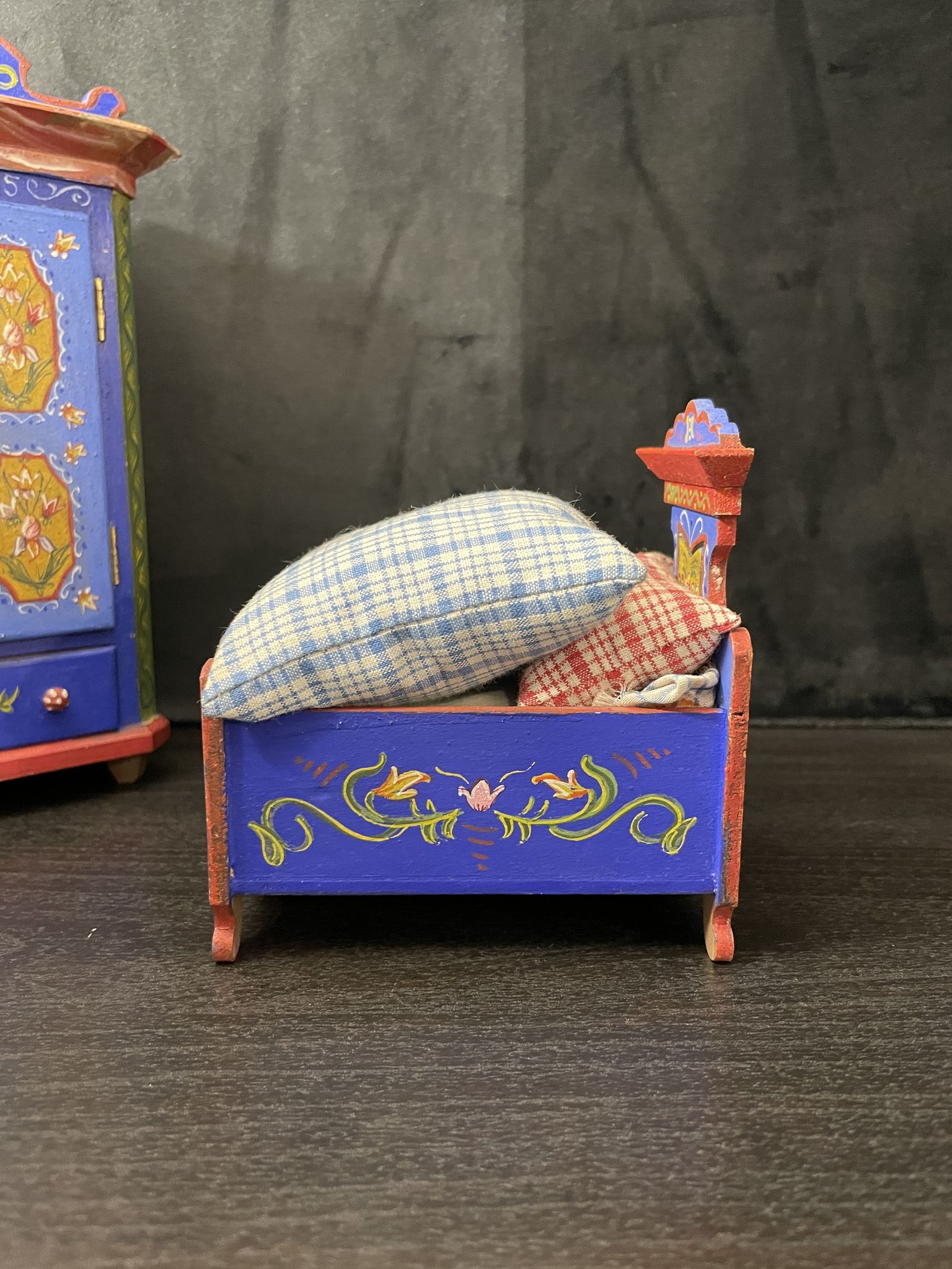 Ensemble garde-robe et lit miniatures tyroliens