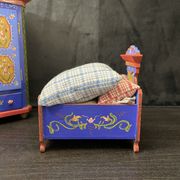 Ensemble garde-robe et lit miniatures tyroliens