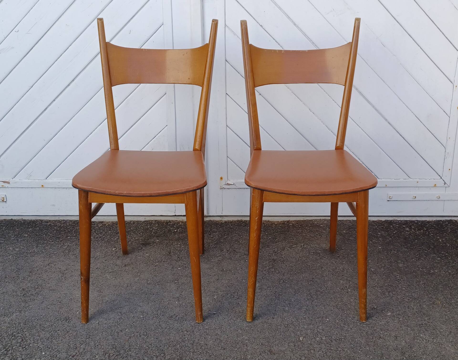 Paire de chaises en hêtre des années 50