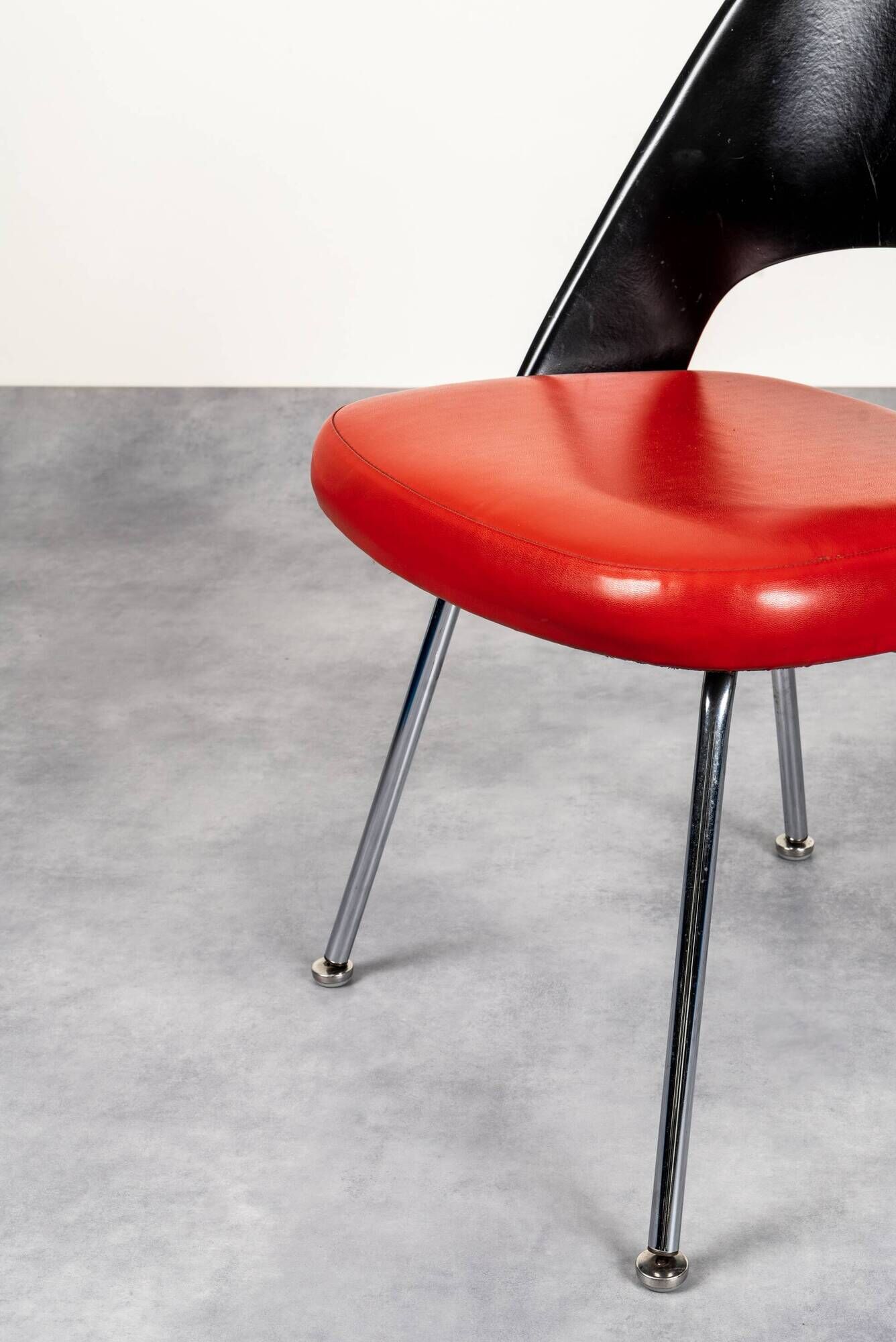 Conference chairs by Eero Saarinen for Knoll, 1960s, New York.
