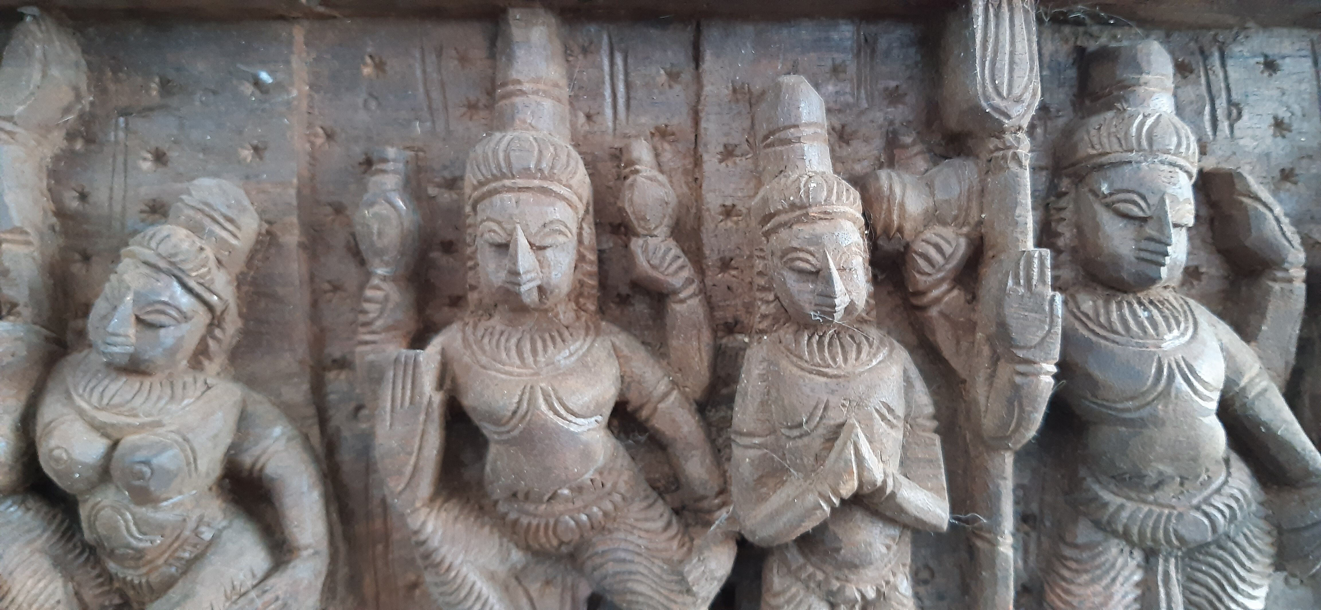 Bas relief indien en bois exotique