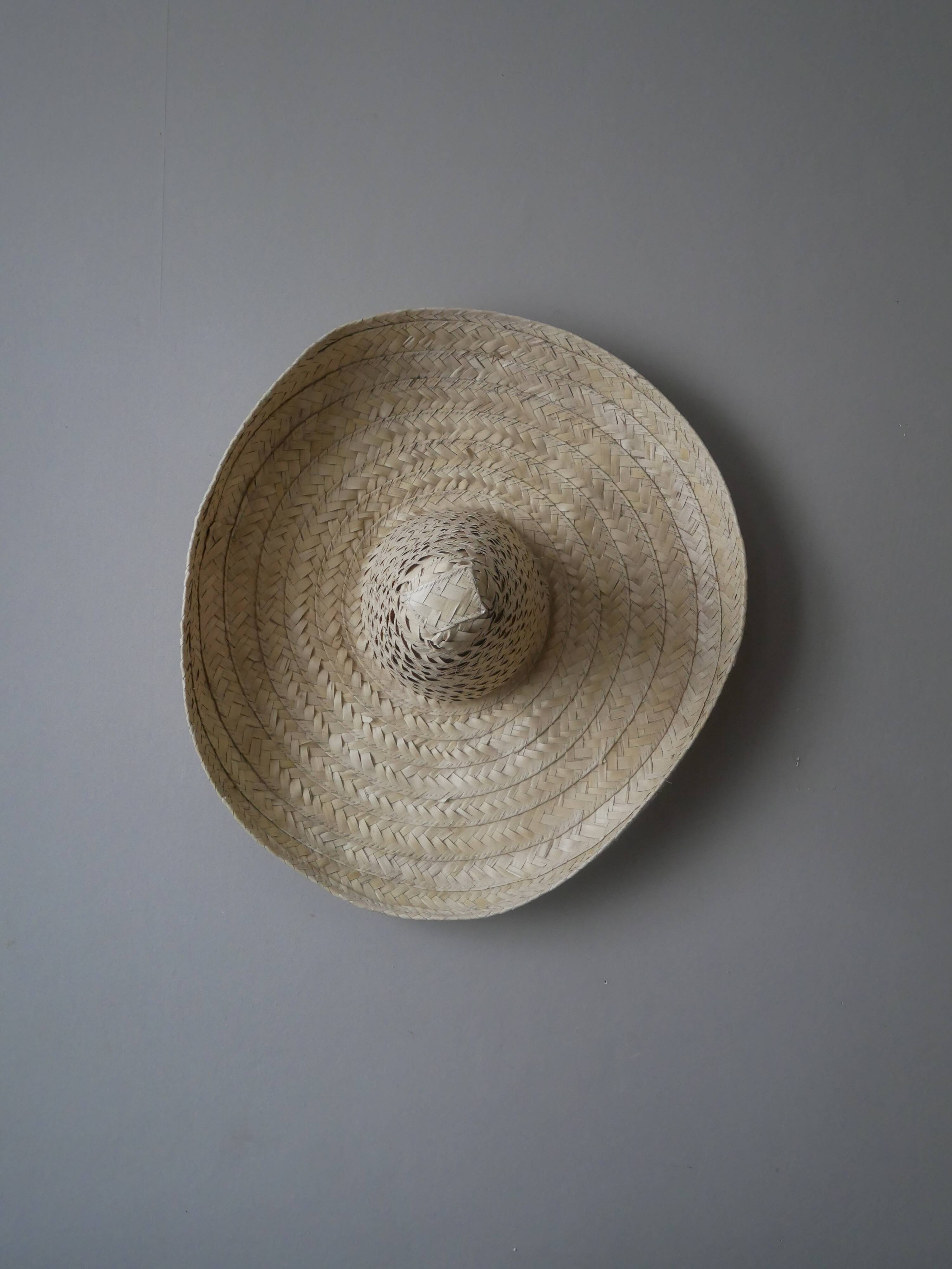 Chapeau paille osier tressé main objet décoration ethnique sombrero fabrication artisanale