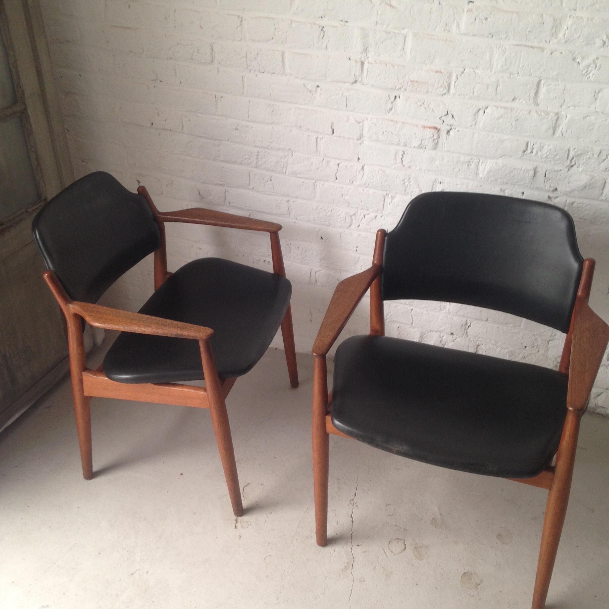 Pair of Chair Arne Vodder model 62 has.