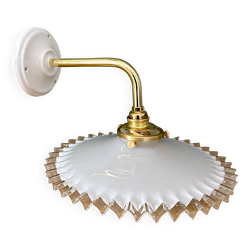 Applique coudée abat-jour vintage en opaline blanche dentelée