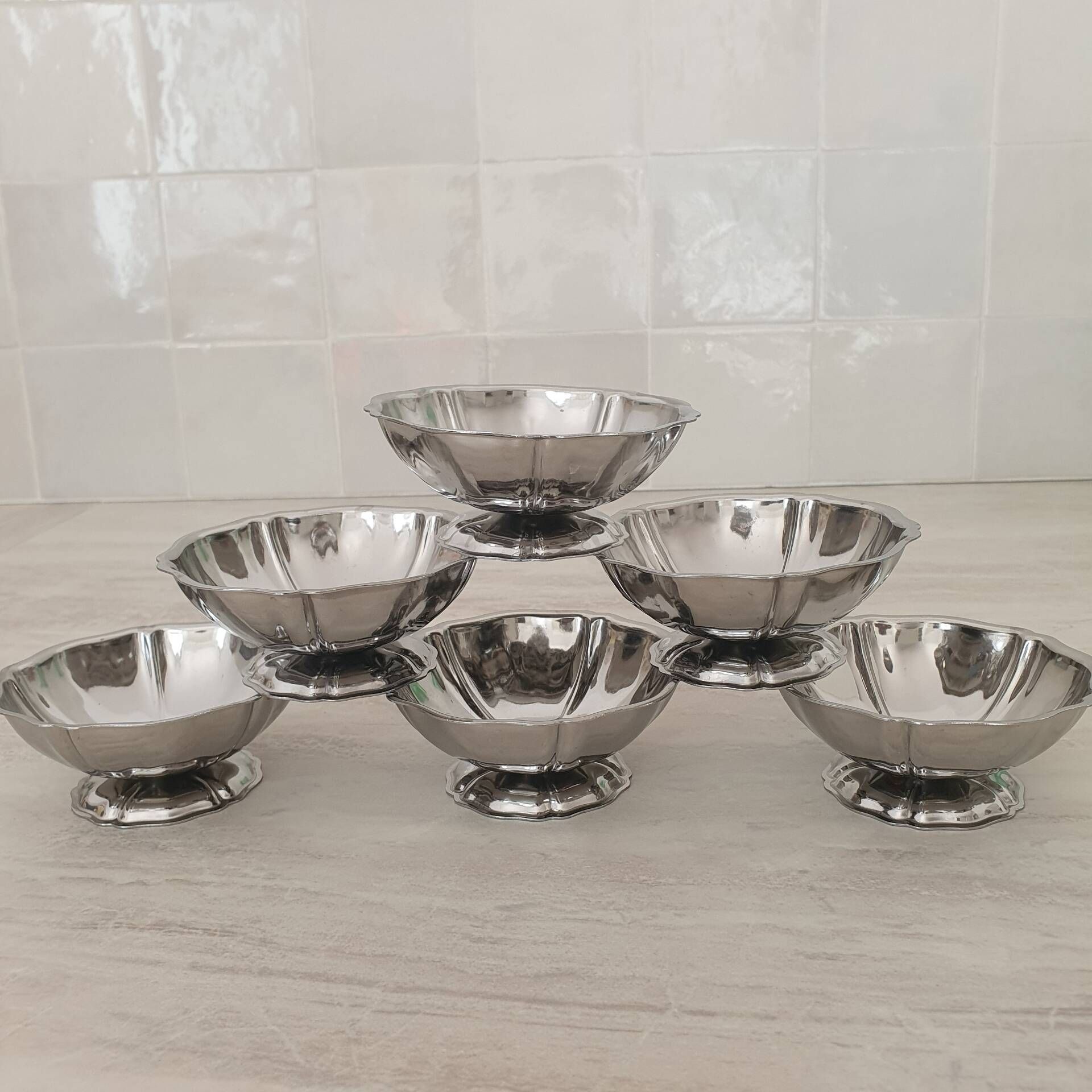 Dessert / ice cream bowls in 18/10 stainless steel, Guy Degrenne style, flower shape.