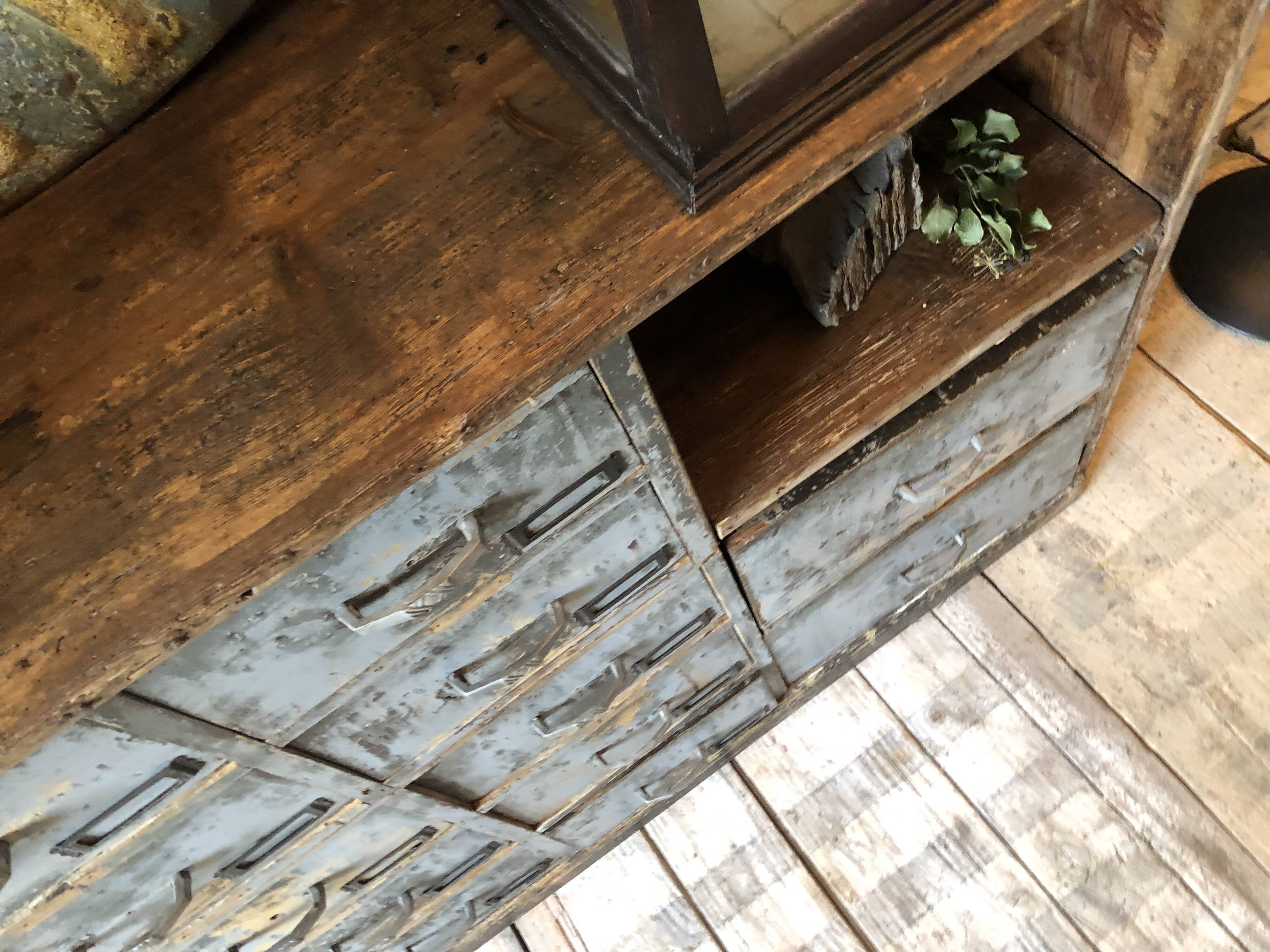 Workshop furniture with drawers