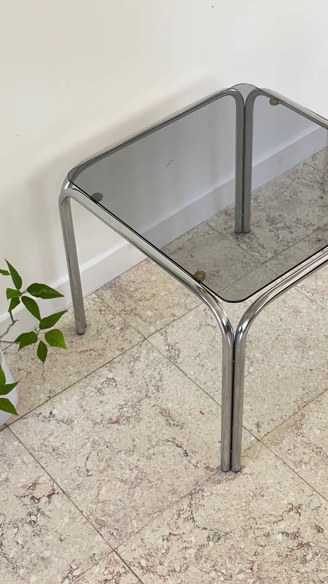 Table basse annees 70 verre et acier chromé