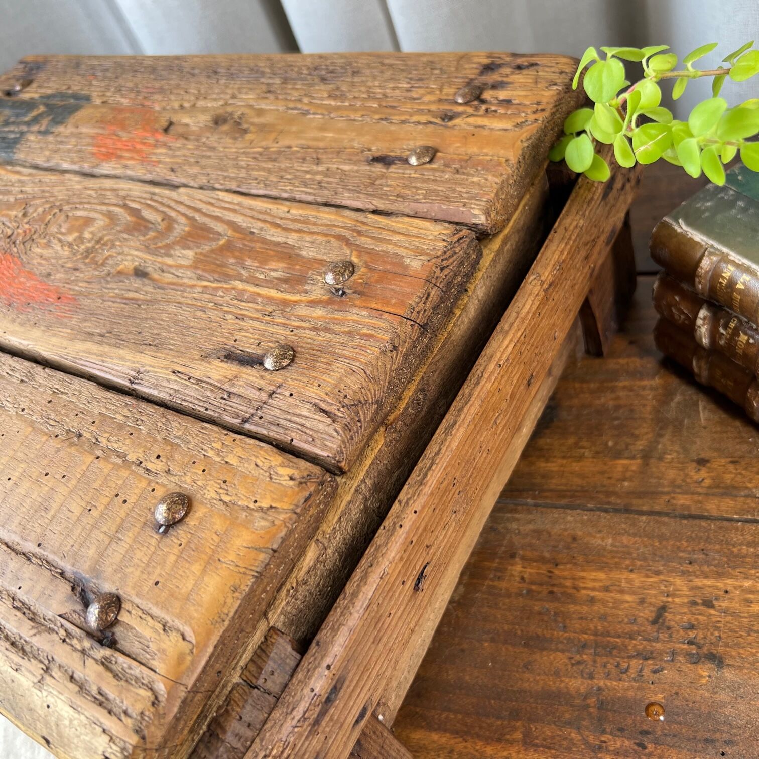 Raw wooden box “The weasel & the hedgehog”