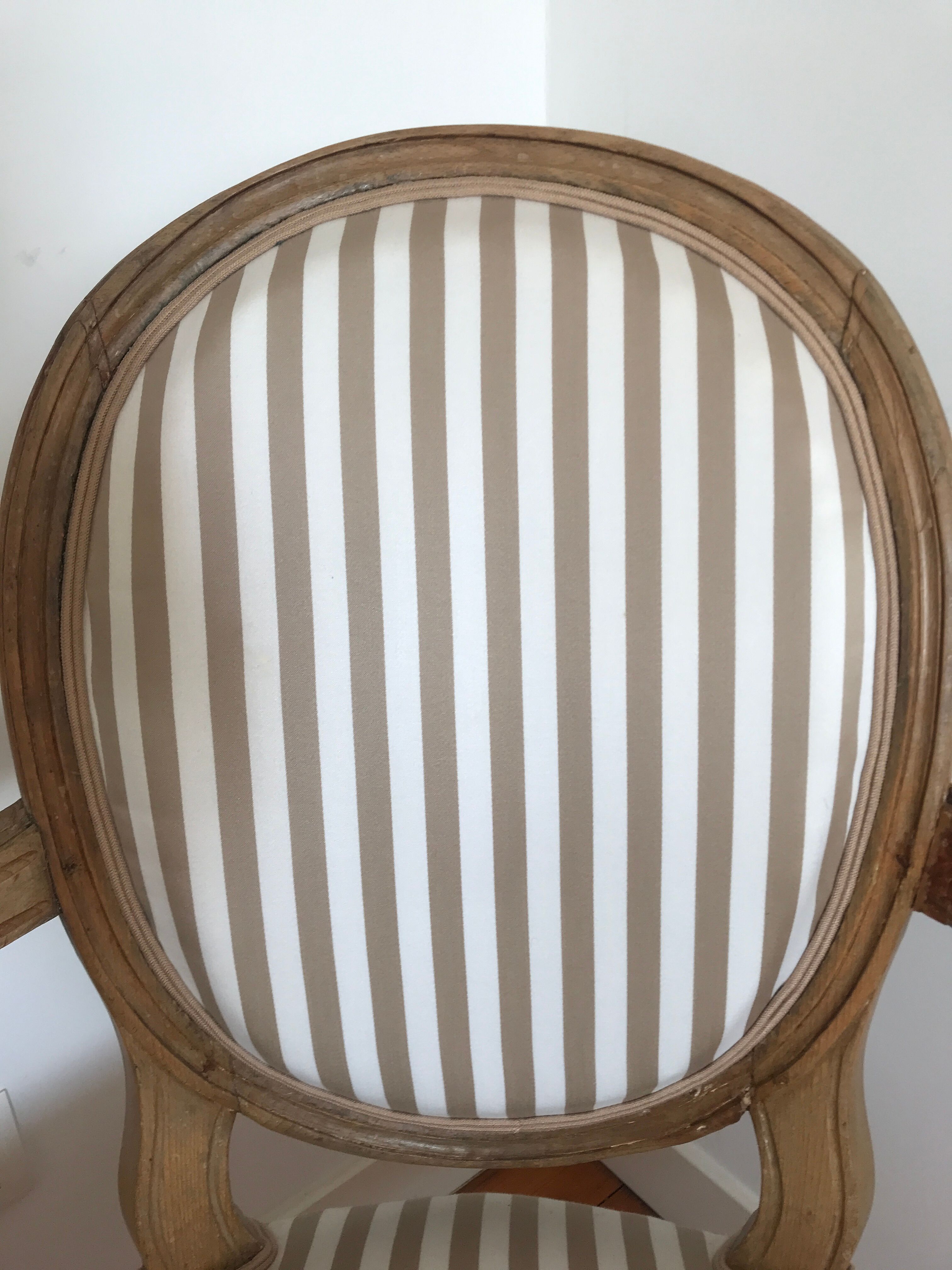 Paire de fauteuils à médaillon époque Louis XVI