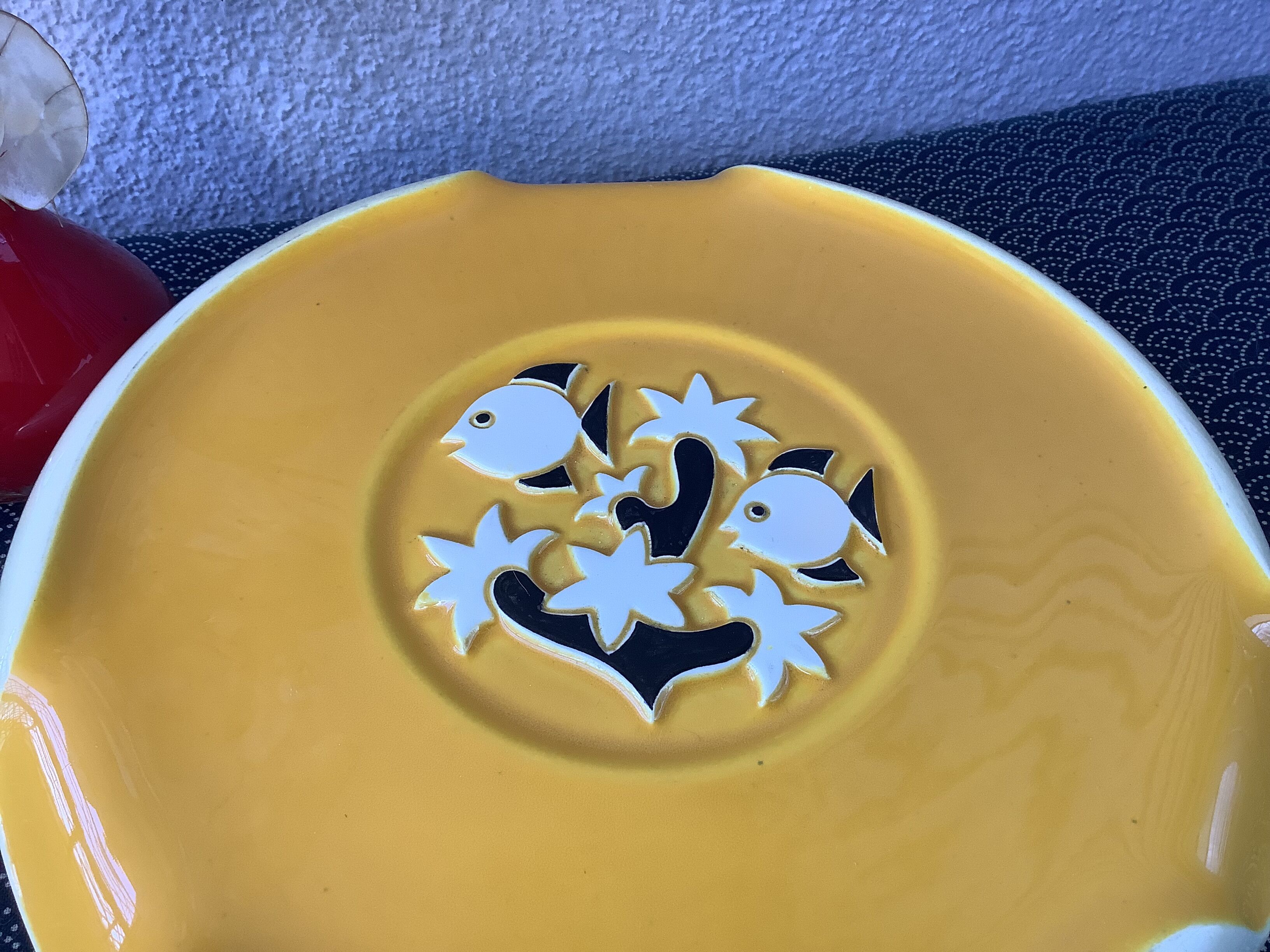 Vallauris trivet with aquatic decoration