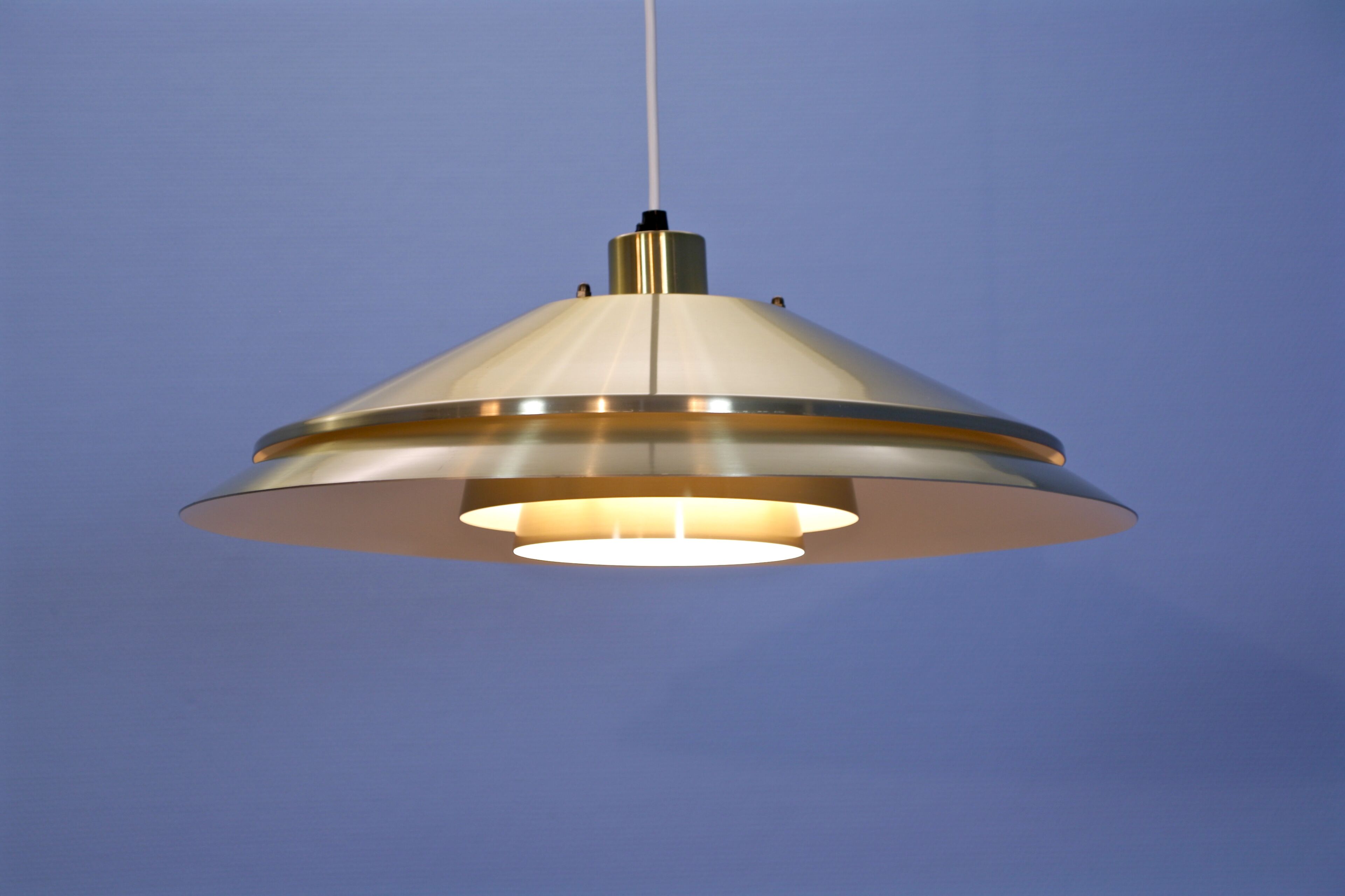 Susepnsion danoise en laiton, années 1970