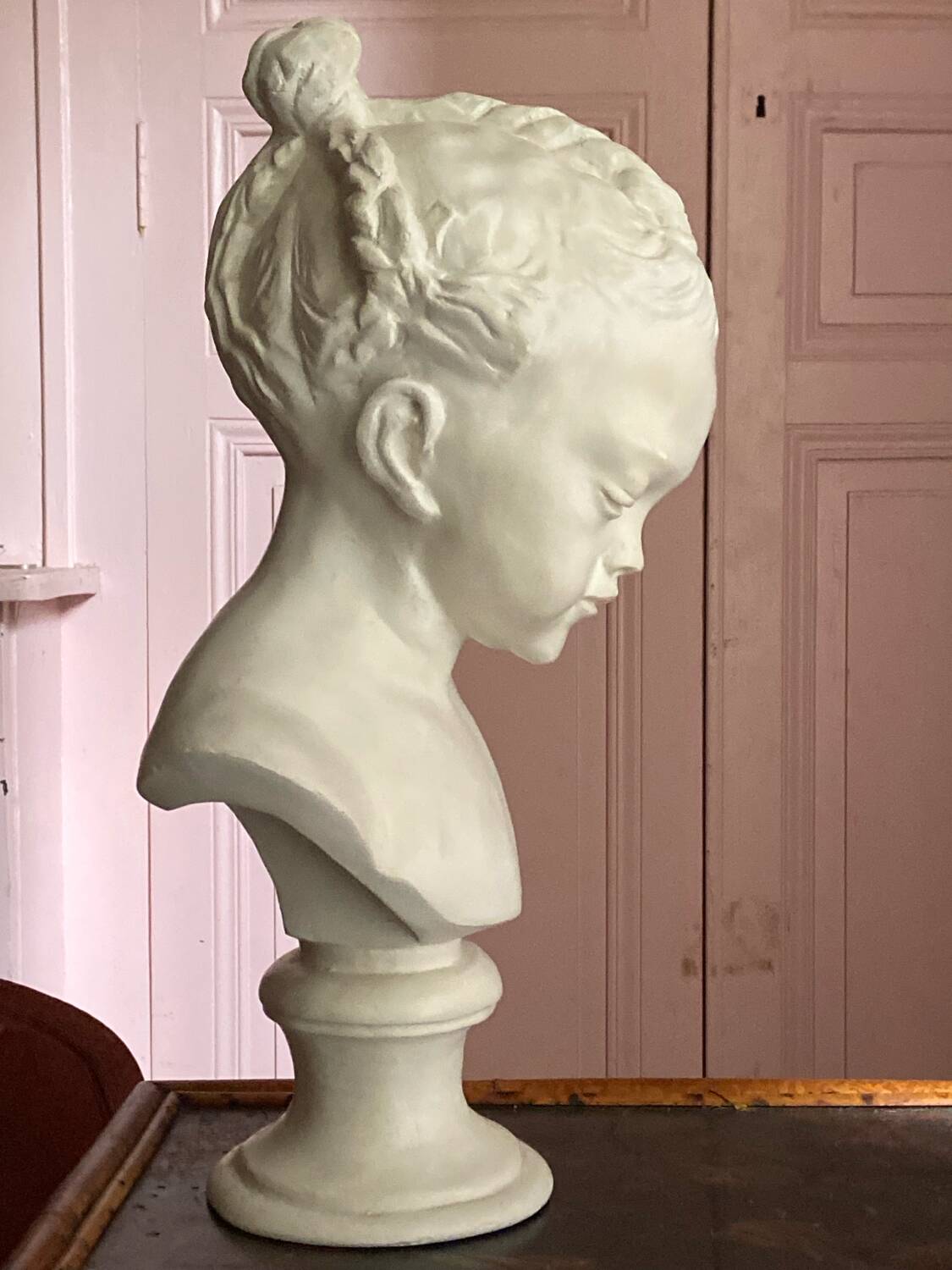 Sculpture en plâtre, buste d’enfant la boudeuse