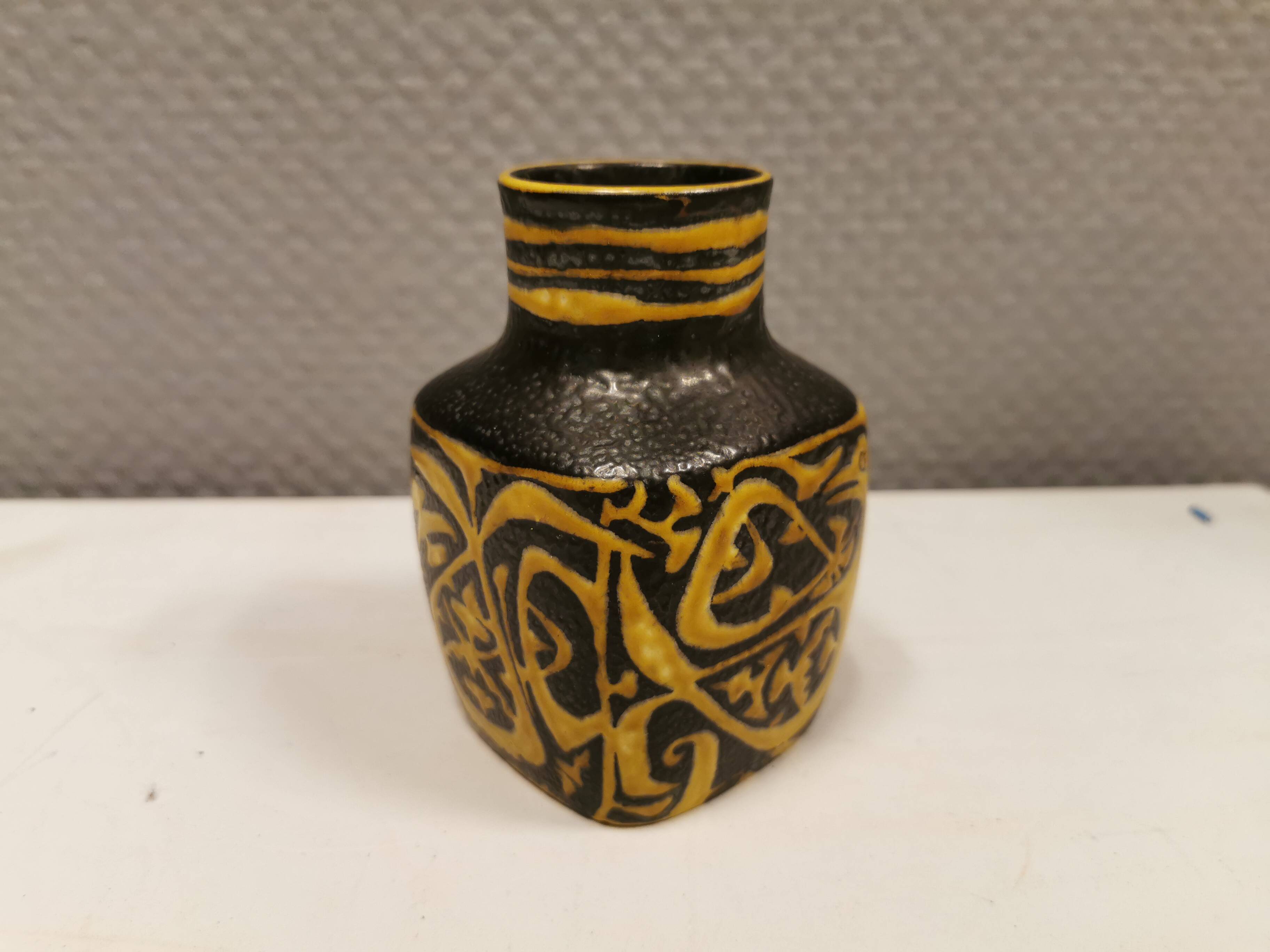 Small ceramic vase, designed by Nils Thorsson for Aluminia/Royal Copenhagen in the 1950-60s.