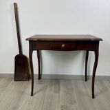 Ancienne table à écrire de style Louis XV en noyer massif