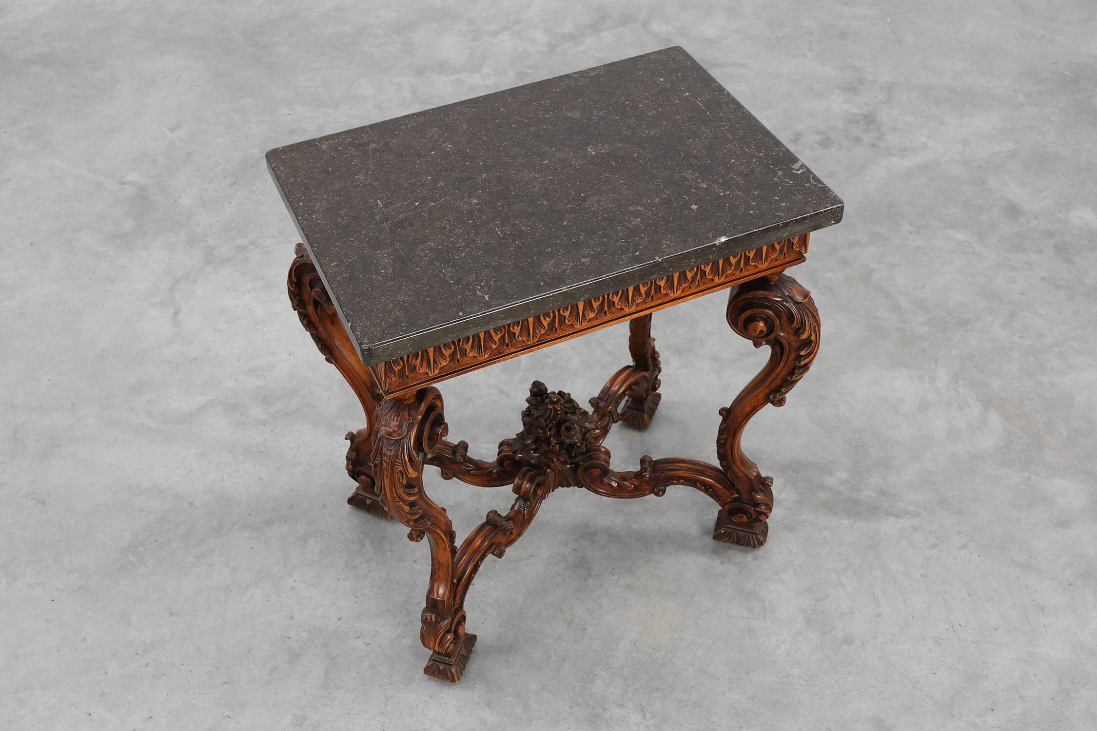 Paire de tables d'appoint en noyer de style Napoléon III avec des plateaux en pierre bleue, France.