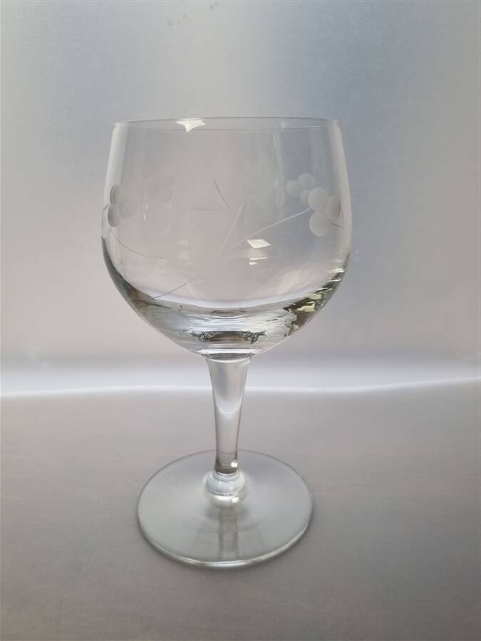 Set of 6 stemmed glasses