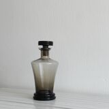 Carafe, bouteille ancienne en verre fumé avec bouchon sculpté.